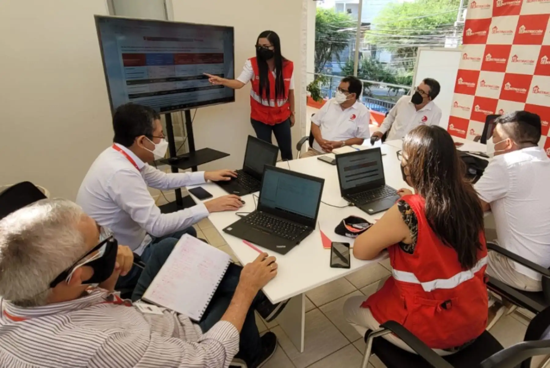 La Autoridad para la Reconstrucción con Cambios, a través de la Dirección de Intervenciones del Sector Transporte, desarrolló una mesa técnica con las autoridades regionales, provinciales y distritales de Piura para informar y detallar sobre las 49 intervenciones que se ejecutarán en esa región norteña y que comprenden la rehabilitación de puentes, caminos vecinales y carreteras.