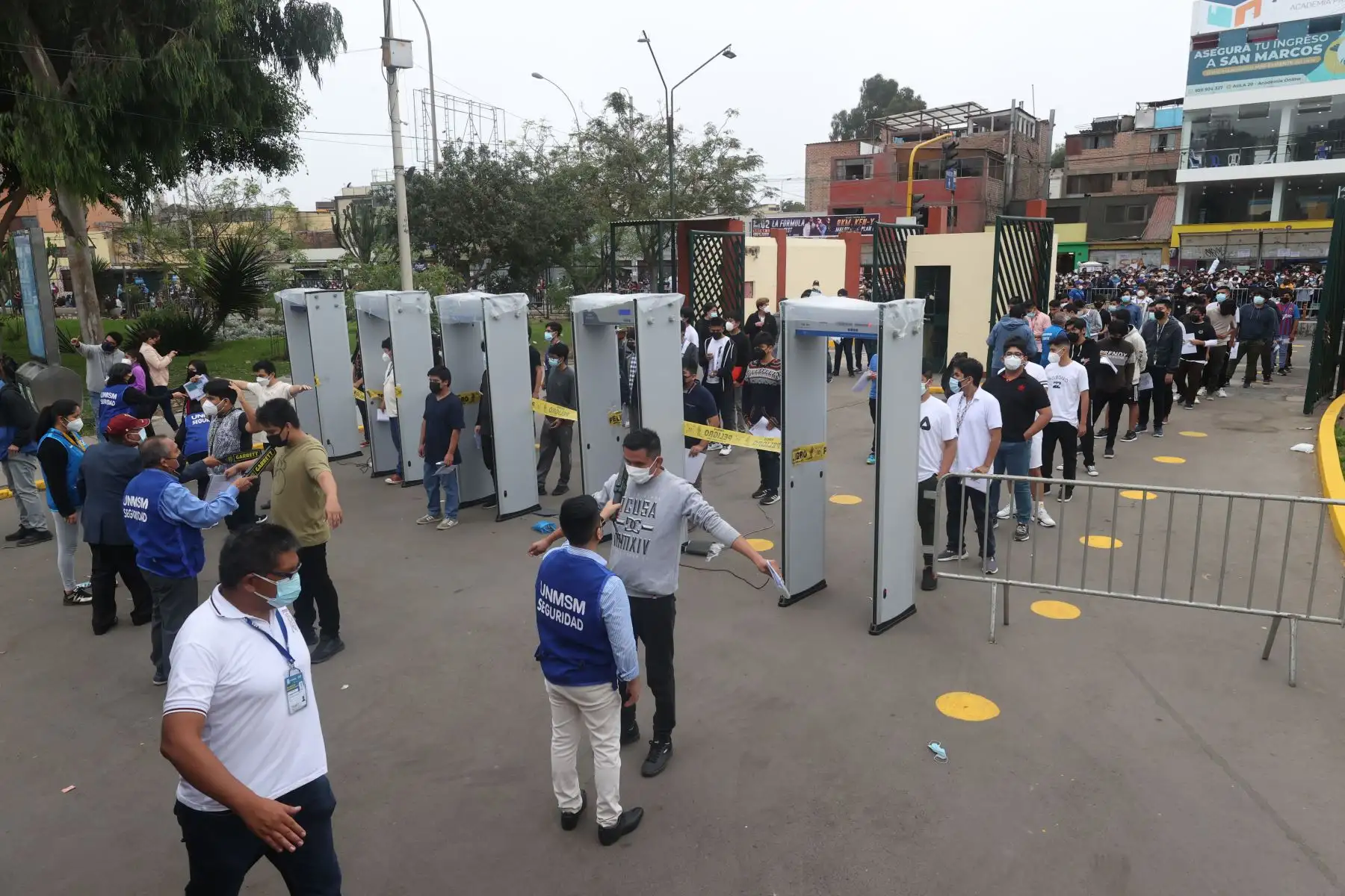 Más de 11,000 postulantes de las áreas académicas de Ingeniería y de Humanidades y Ciencias Jurídicas y Sociales de la UNMSM rinden el examen de admisión presencial donde buscan obtener una vacante de ingreso a la Decana de América.
Foto: ANDINA/Vidal Tarqui
