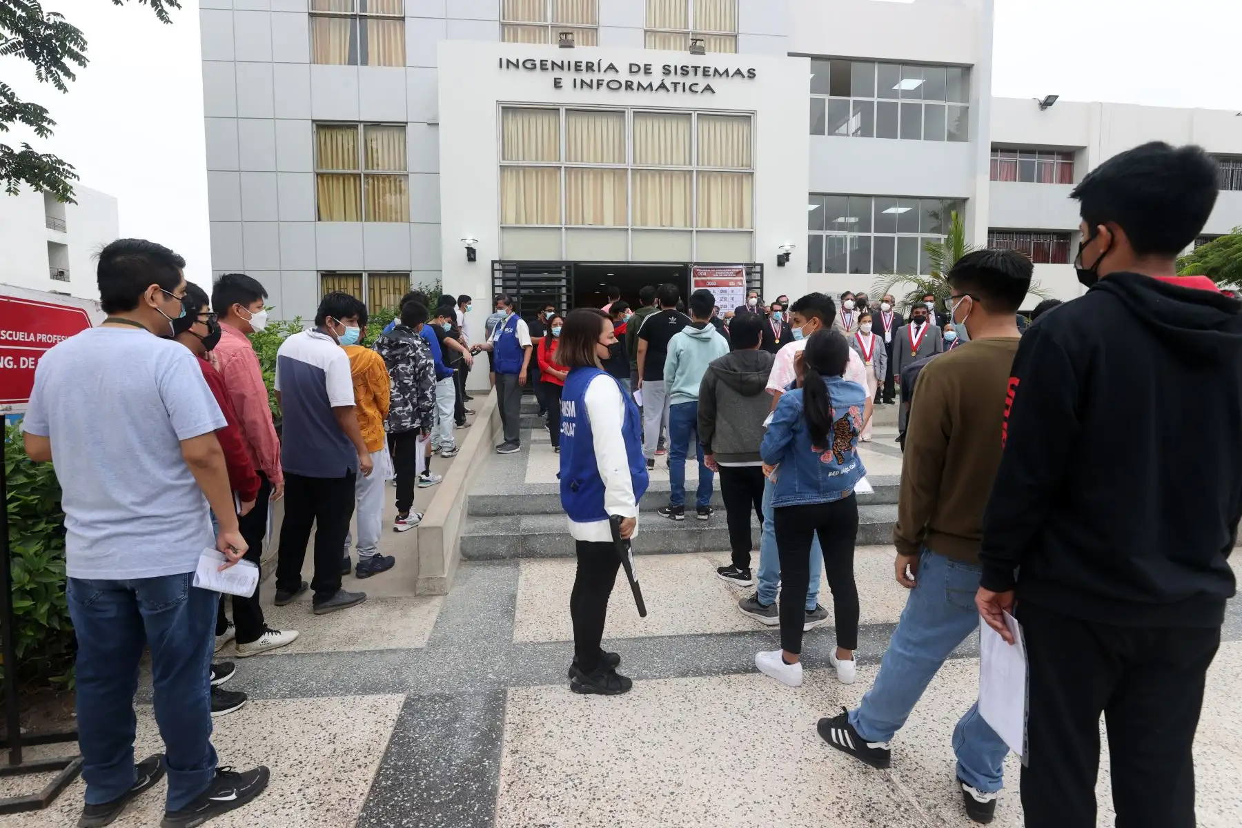 Más de 11,000 postulantes de las áreas académicas de Ingeniería y de Humanidades y Ciencias Jurídicas y Sociales de la UNMSM rinden el examen de admisión presencial donde buscan obtener una vacante de ingreso a la Decana de América.
Foto: ANDINA/Vidal Tarqui