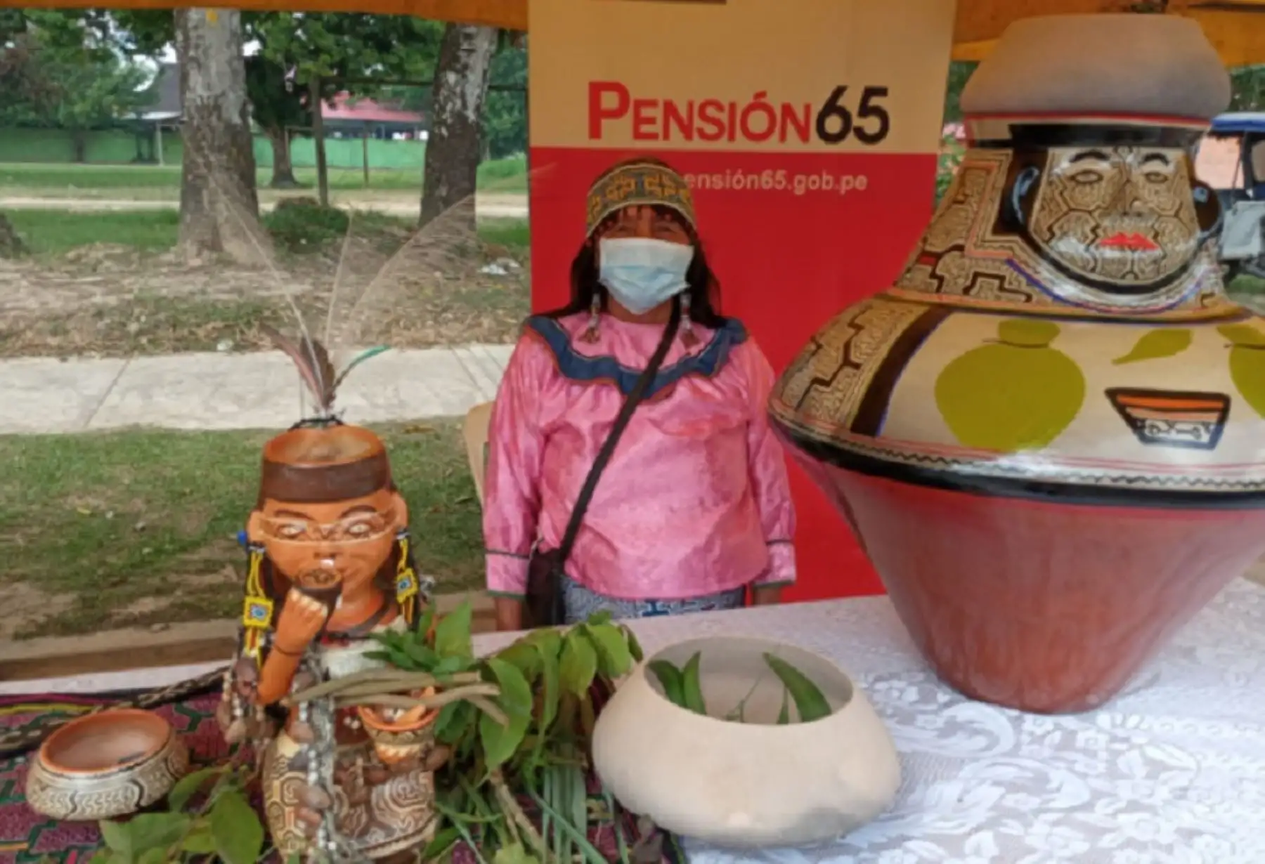 La intervención Saberes Productivos es ejecutada por Pensión 65 en articulación con los gobiernos locales y busca revalorar a las personas adultas mayores como portadoras de conocimientos ancestrales y prácticas tradicionales.