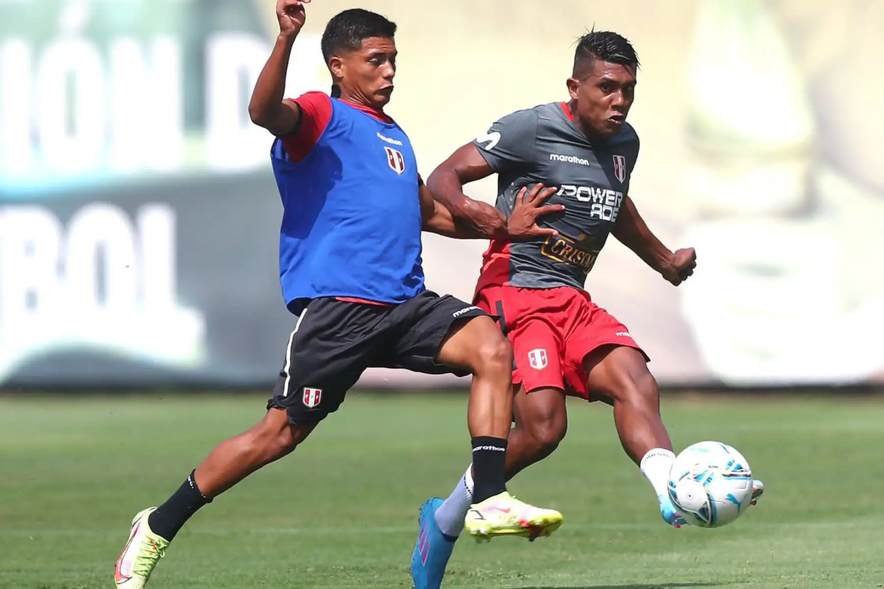 En la jornada sabatina de entrenamientos, se realizó un partido de práctica ante los saprrings que también trabajan en el campo de Videna-FPF. En la imagen Raziel García.
Foto: Selección Peruana