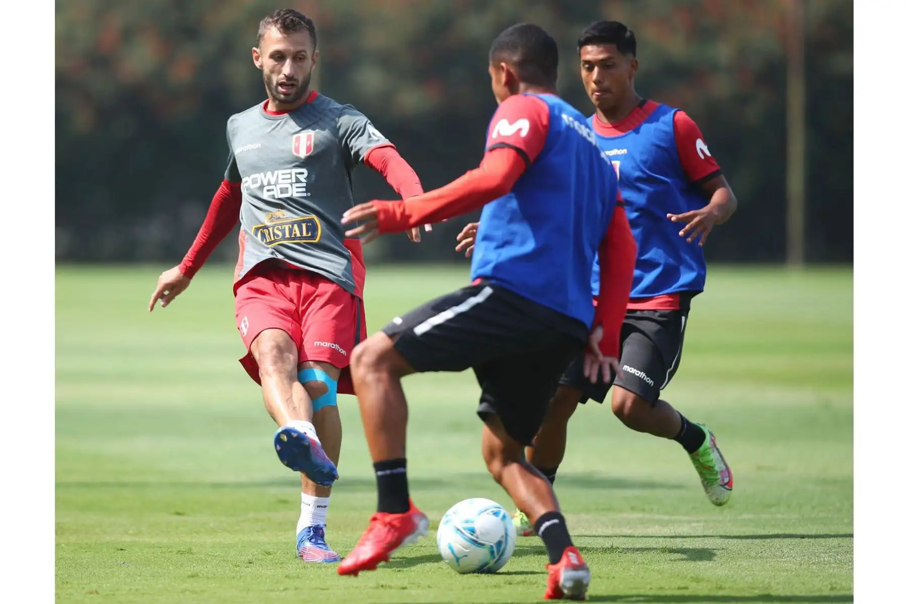 En la jornada sabatina de entrenamientos, se realizó un partido de práctica ante los saprrings que también trabajan en el campo de Videna-FPF. En la imagen Horacio Calcaterra.
Foto: Selección Peruana