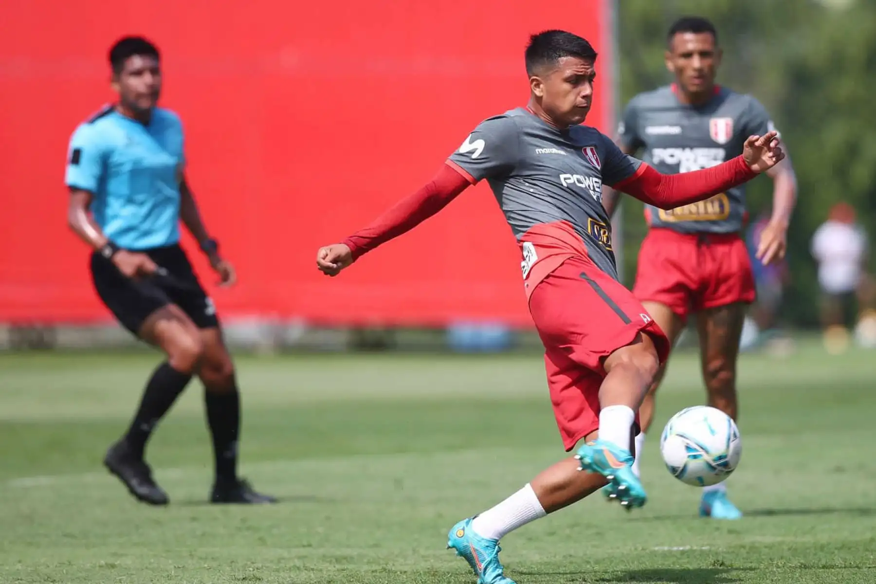 La Selección Peruana continúa preparándose para el duelo ante Uruguay. Esta vez, el combinado nacional dirigido por Ricardo Gareca trabajó con 14 futbolistas. .
Foto: Selección Peruana
