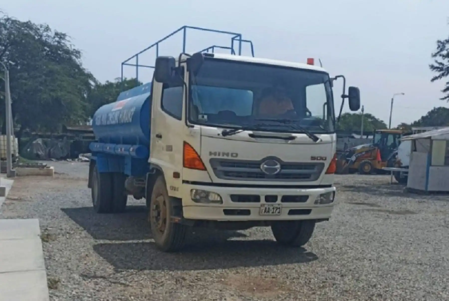 Ministerio de Vivienda, Construcción y Saneamiento envío un camión cisterna de 3,000 galones de capacidad del Programa Nuestras Ciudades para abastecer de agua potable a las familias damnificadas por el deslizamiento ocurrido en el centro poblado de Retamas, distrito de Parcoy, provincia de Pataz, región La Libertad y que actualmente no cuentan con el acceso a este recurso vital.