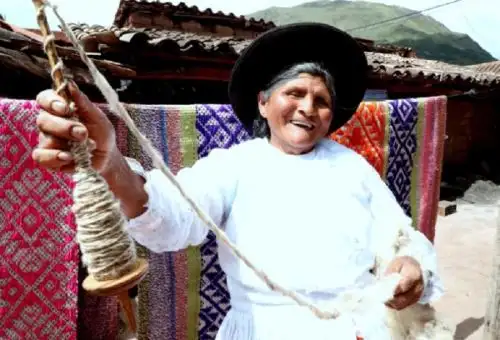 A sus 74 años, Bernardina Flores Pilares, usuaria de Pensión 65, tiene la risa fácil y una muestra impresionante de productos textiles dignos de la mejor vidriera internacional.