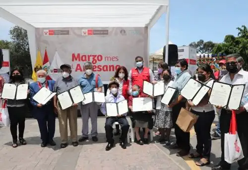 En el Día del Artesano Peruano, el Ministerio de Comercio Exterior y Turismo (Mincetur) entregó de las resoluciones ministeriales que distinguen a 38 artesanos como grandes Amautas de la artesanía del Perú. Un justo reconocimiento a estos artistas por su destacada trayectoria en la conservación de la tradición artesanal en el país.