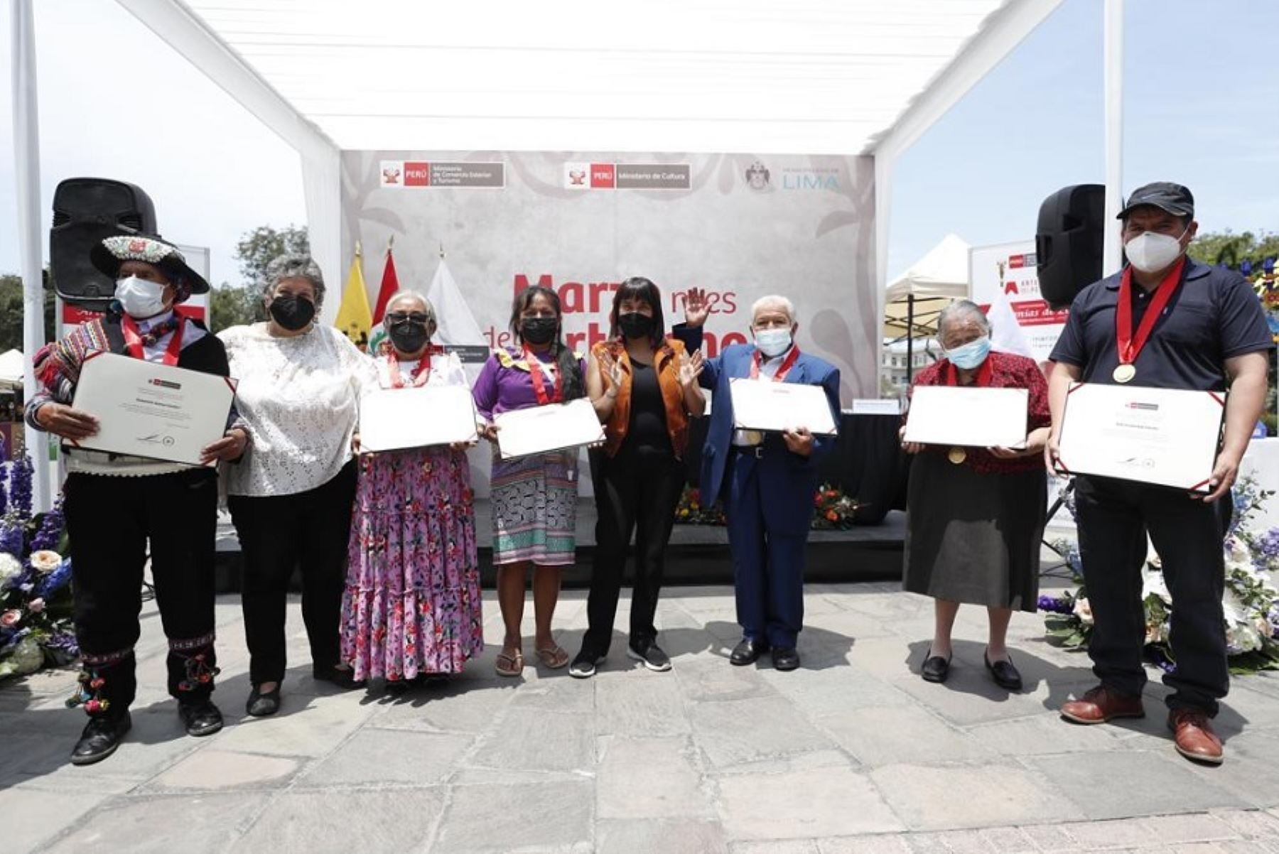 El Ministerio de Cultura, en el marco de las celebraciones por el Día Nacional del Artesano, otorgó el reconocimiento de Personalidad Meritoria de la Cultura, a siete maestros y maestras del arte tradicional y la artesanía en el Perú.