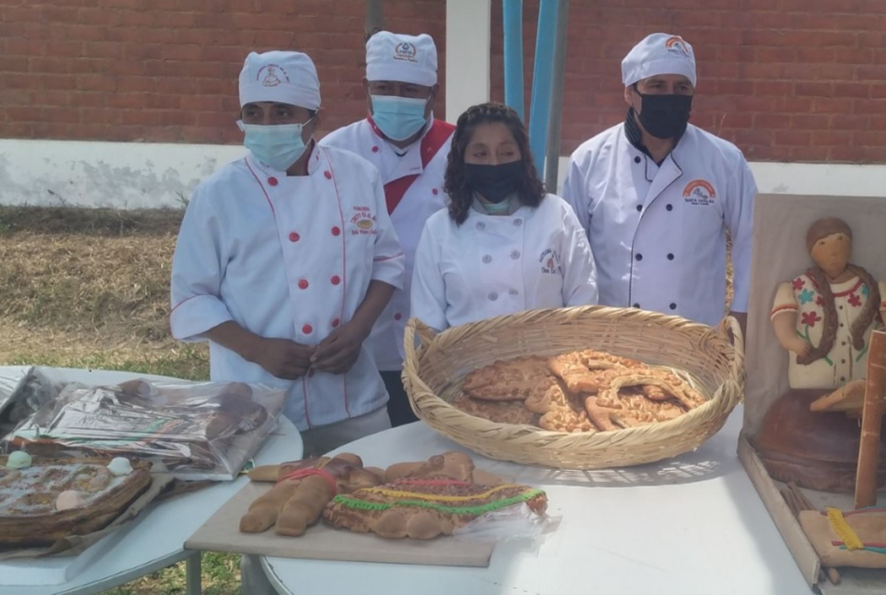Con la elaboración de panes gigantes alusivos a la artesanía regional, un grupo de maestros panaderos del distrito de Monsefú, en la región Lambayeque, rindieron homenaje en el Día del Artesano a las artesanas de este tradicional distrito.
