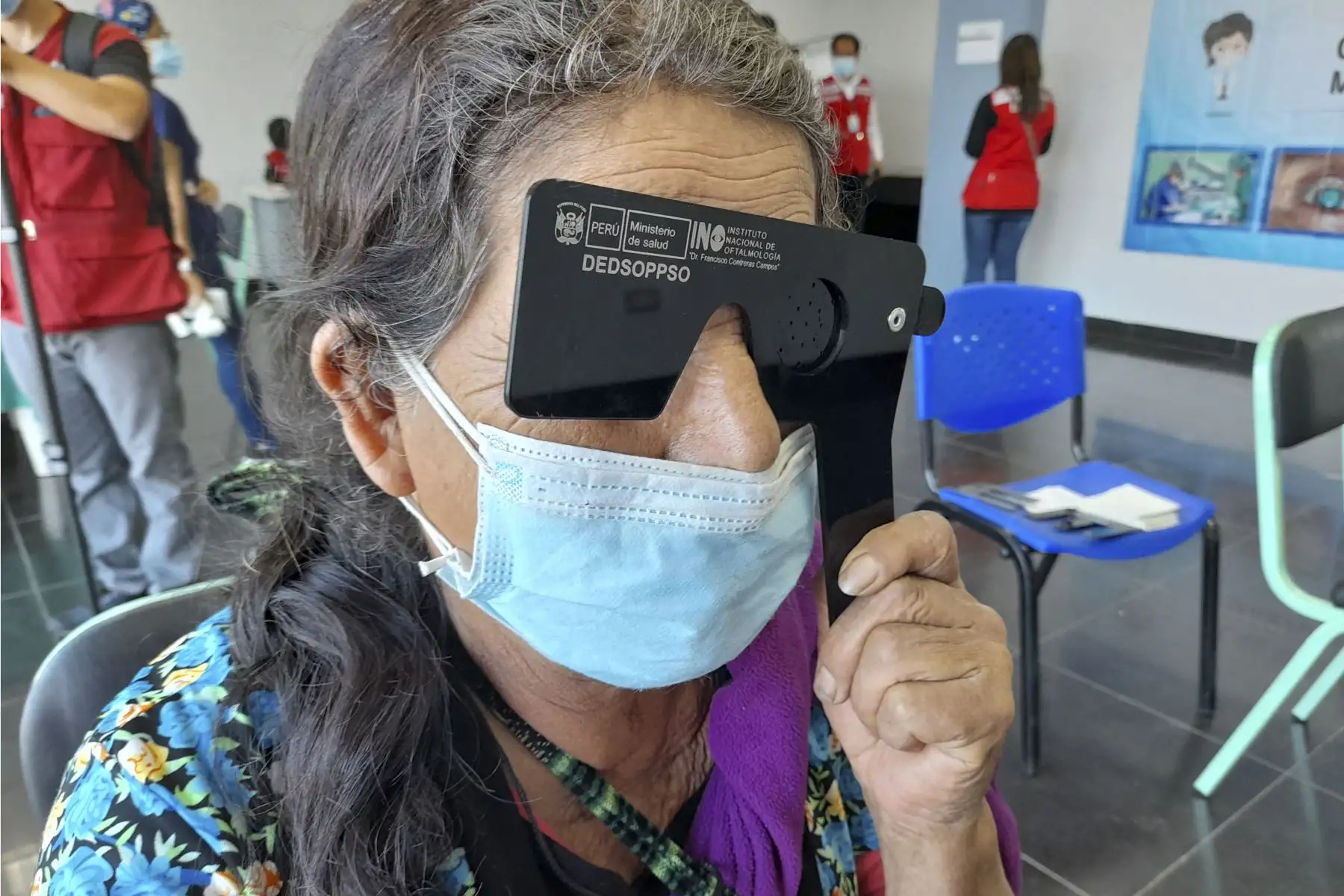 En ese marco y tras la firma de un nuevo convenio entre ambas instituciones, suscrito en la gestión de la ministra Dina Boluarte, más de 100 usuarias y usuarios del programa, del distrito limeño de Carabayllo, se beneficiaron con una primera jornada de diagnóstico y tamizaje en el Centro Materno Infantil El Progreso, de esa jurisdicción, a cargo de profesionales del INO con la finalidad de detectar los casos que requerirán operación de catarata. Foto: Midis