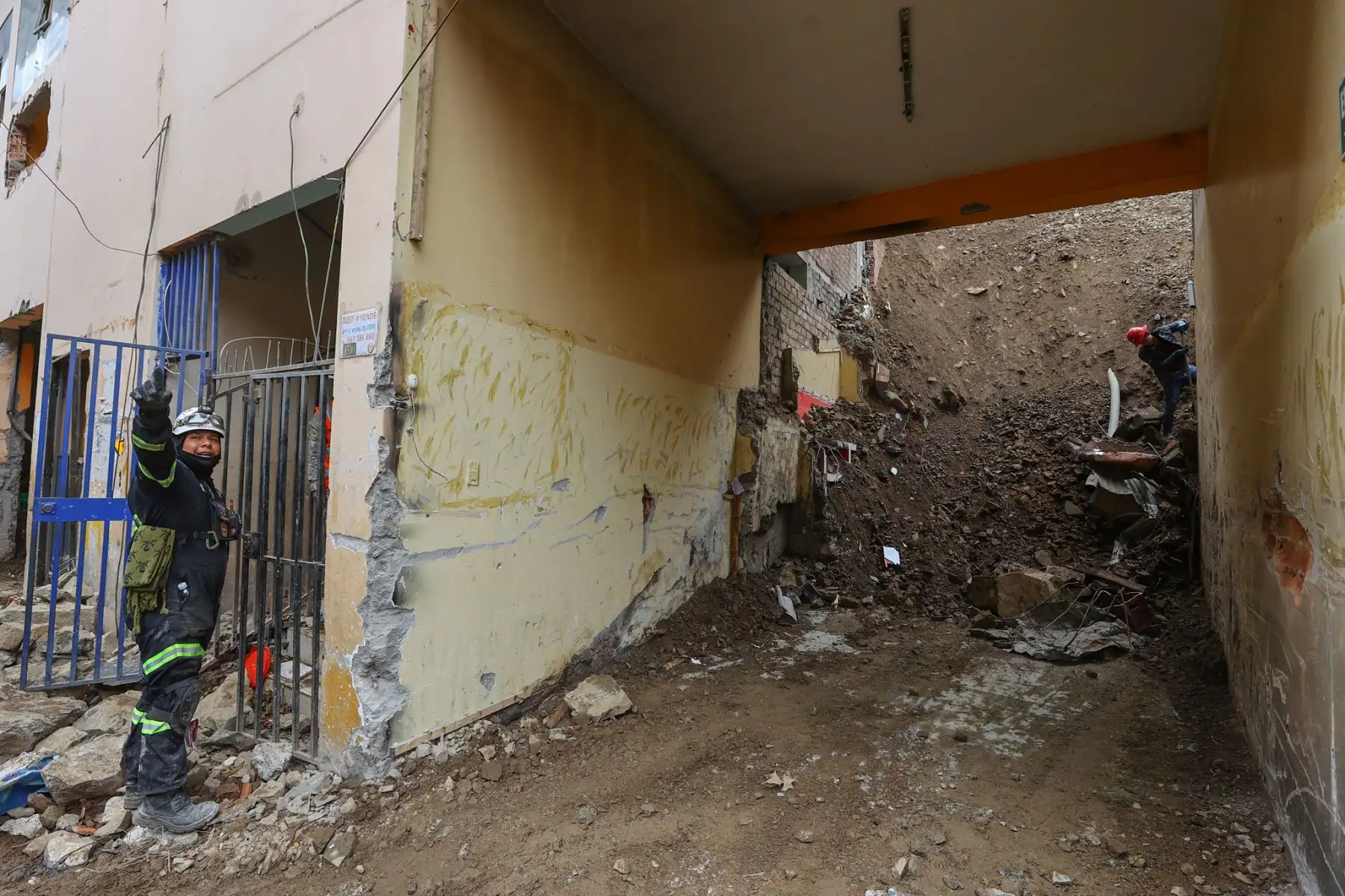 Continúan las labores de rescate y limpieza en el centro poblado de Retamas, luego del deslizamiento registrado el último martes y que hasta el momento ha dejado 8 víctimas mortales. Pobladores y personal de rescate realizan incansables jornadas de trabajo arduo para remover escombros y dar con los cuerpos de los aún desaparecidos. Foto: ANDINA/Andrés Valle