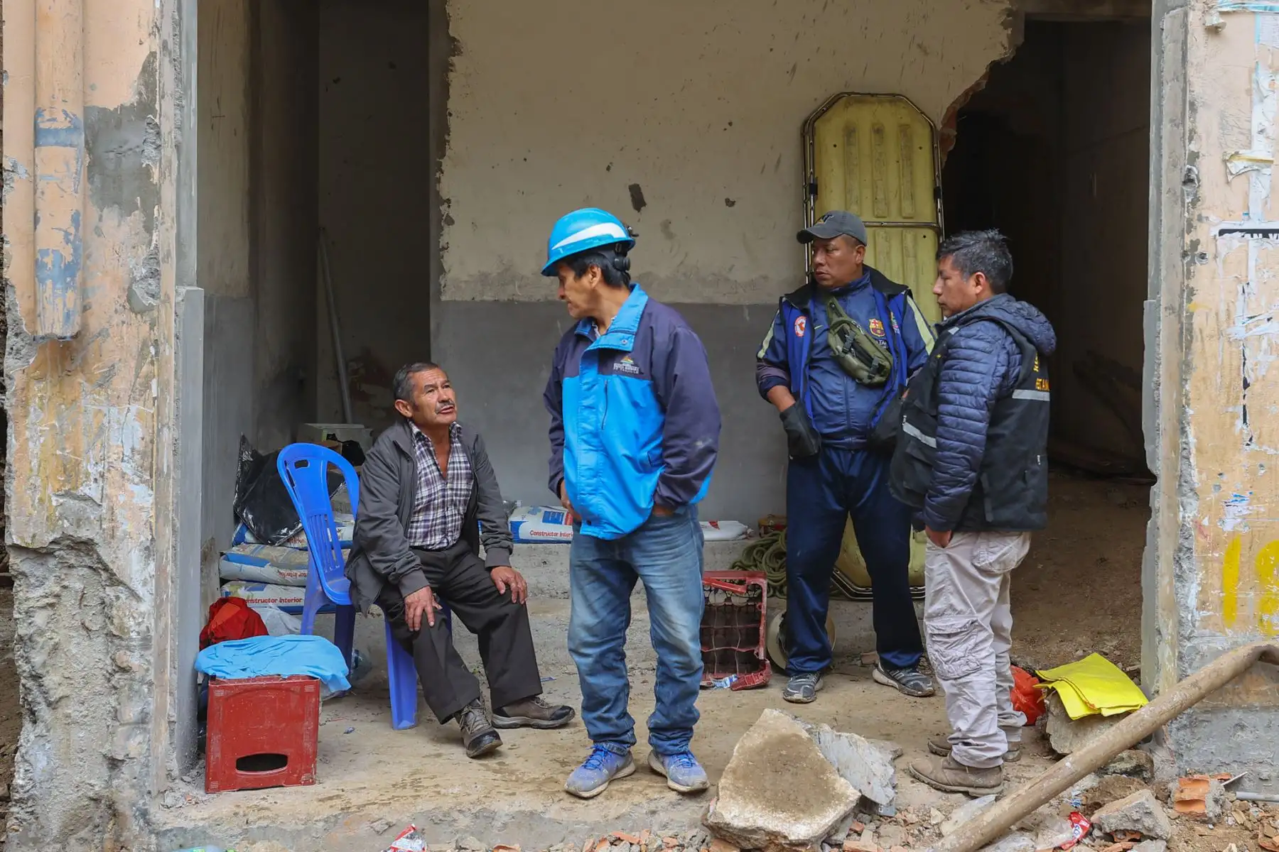 Continúan las labores de rescate y limpieza en el centro poblado de Retamas, luego del deslizamiento registrado el último martes y que hasta el momento ha dejado 8 víctimas mortales. Pobladores y personal de rescate realizan incansables jornadas de trabajo arduo para remover escombros y dar con los cuerpos de los aún desaparecidos. Foto: ANDINA/Andrés Valle