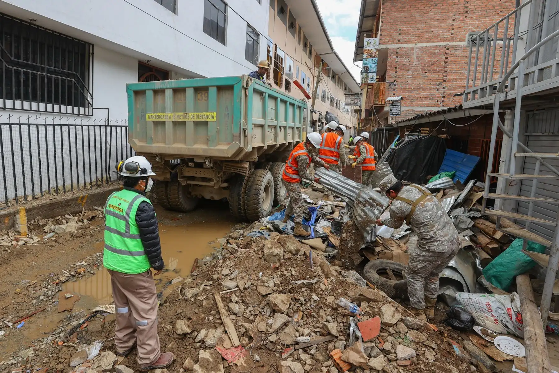 Continúan las labores de rescate y limpieza en el centro poblado de Retamas, luego del deslizamiento registrado el último martes y que hasta el momento ha dejado 8 víctimas mortales. Pobladores y personal de rescate realizan incansables jornadas de trabajo arduo para remover escombros y dar con los cuerpos de los aún desaparecidos. Foto: ANDINA/Andrés Valle