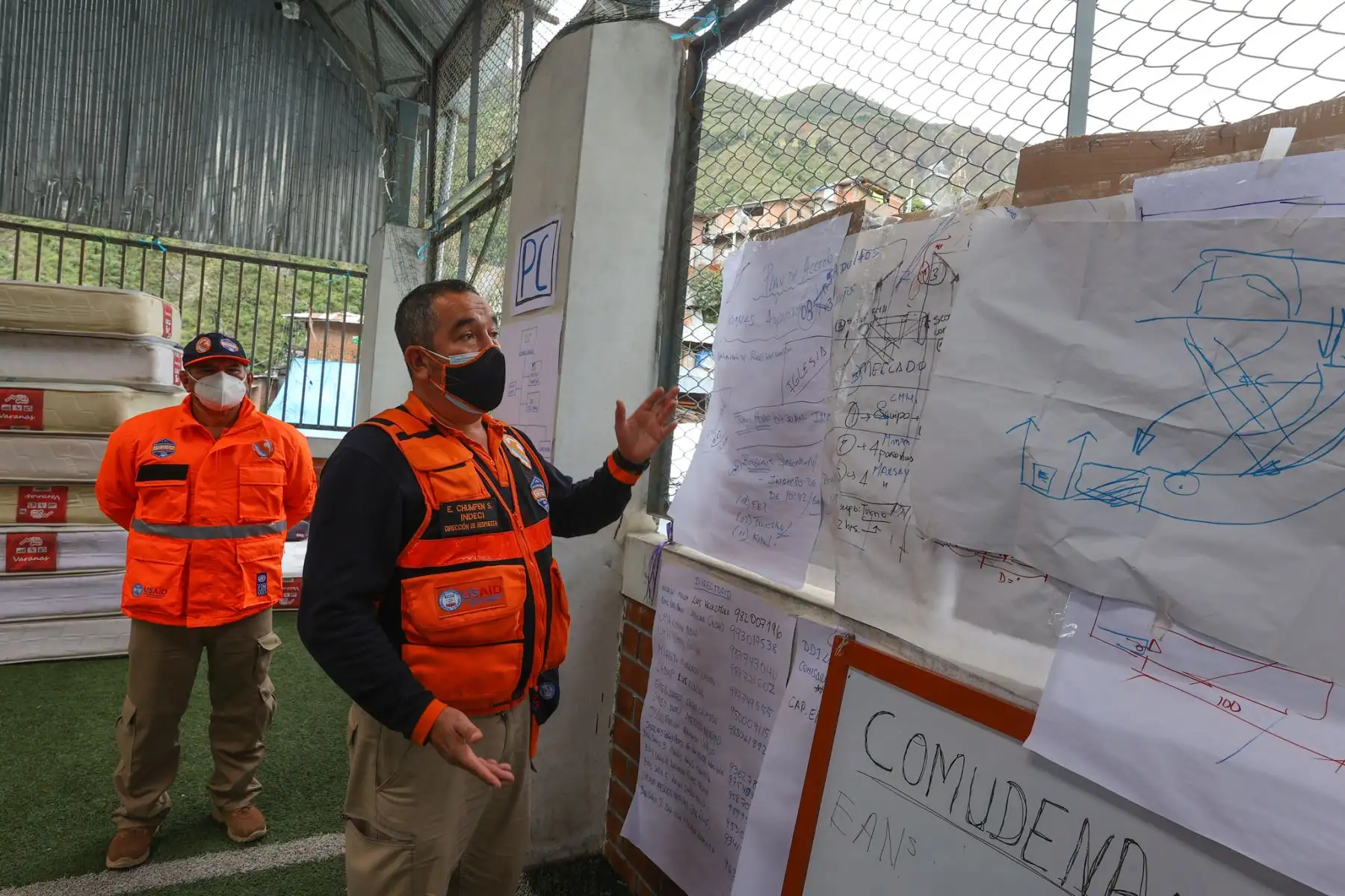Continúan las labores de rescate y limpieza en el centro poblado de Retamas, luego del deslizamiento registrado el último martes y que hasta el momento ha dejado 8 víctimas mortales. Pobladores y personal de rescate realizan incansables jornadas de trabajo arduo para remover escombros y dar con los cuerpos de los aún desaparecidos. Foto: ANDINA/Andrés Valle