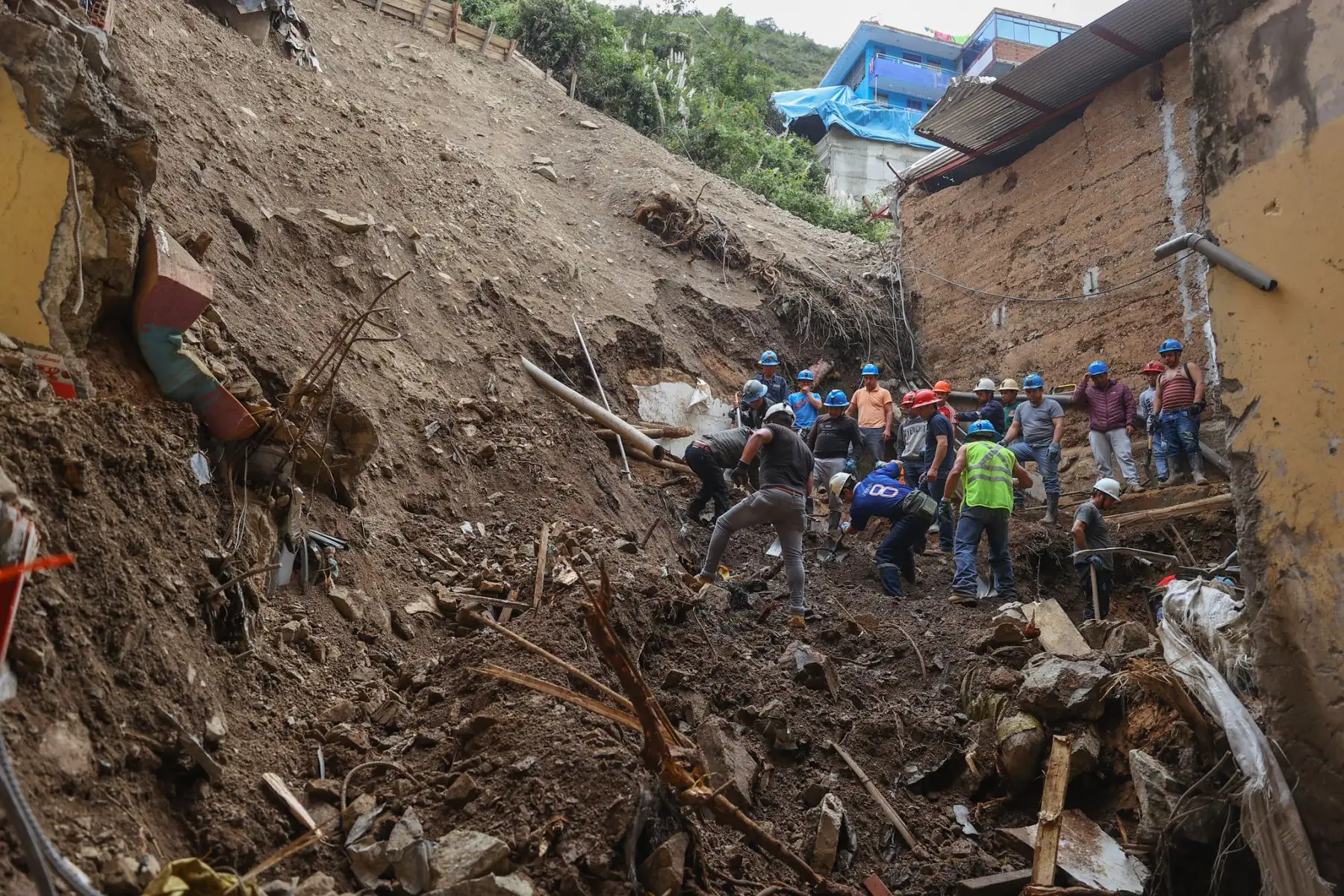 Continúan las labores de rescate y limpieza en el centro poblado de Retamas, luego del deslizamiento registrado el último martes y que hasta el momento ha dejado 8 víctimas mortales. Pobladores y personal de rescate realizan incansables jornadas de trabajo arduo para remover escombros y dar con los cuerpos de los aún desaparecidos. Foto: ANDINA/Andrés Valle
