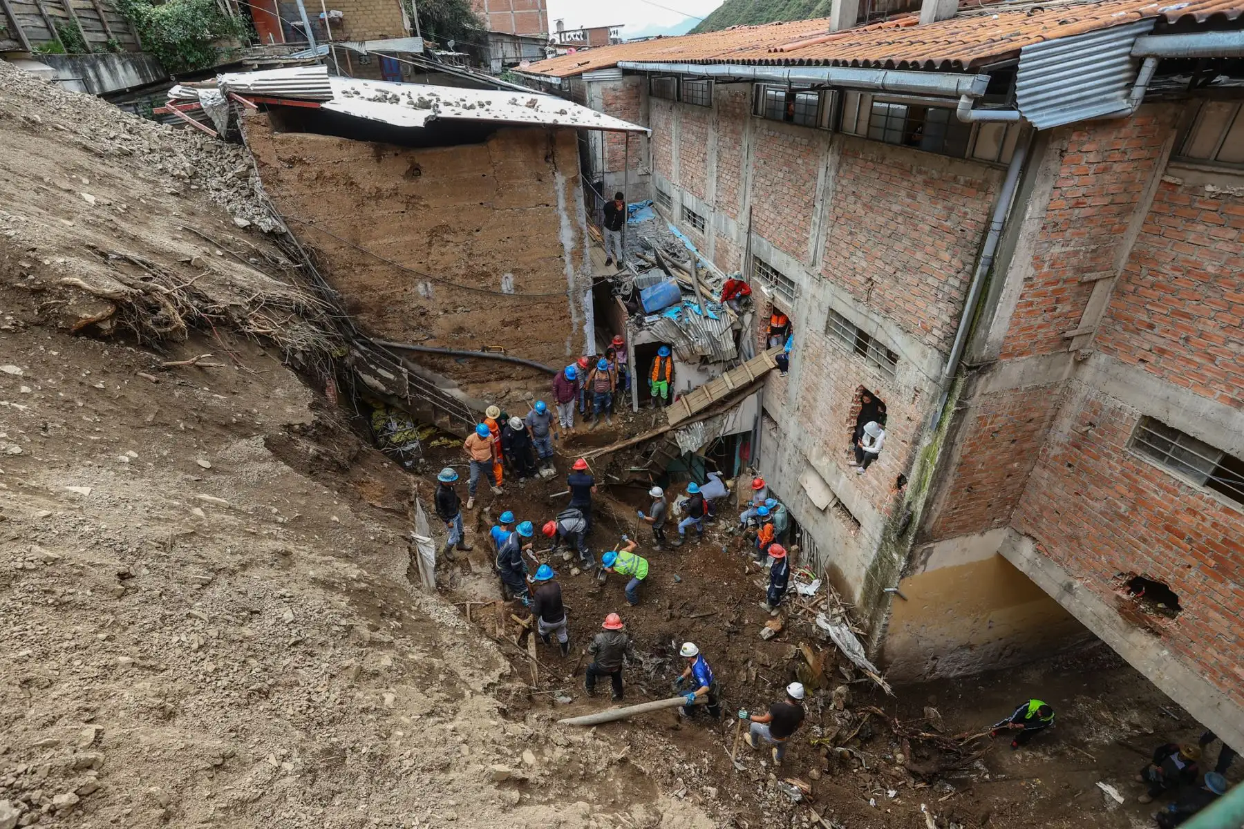 Continúan las labores de rescate y limpieza en el centro poblado de Retamas, luego del deslizamiento registrado el último martes y que hasta el momento ha dejado 8 víctimas mortales. Pobladores y personal de rescate realizan incansables jornadas de trabajo arduo para remover escombros y dar con los cuerpos de los aún desaparecidos. Foto: ANDINA/Andrés Valle