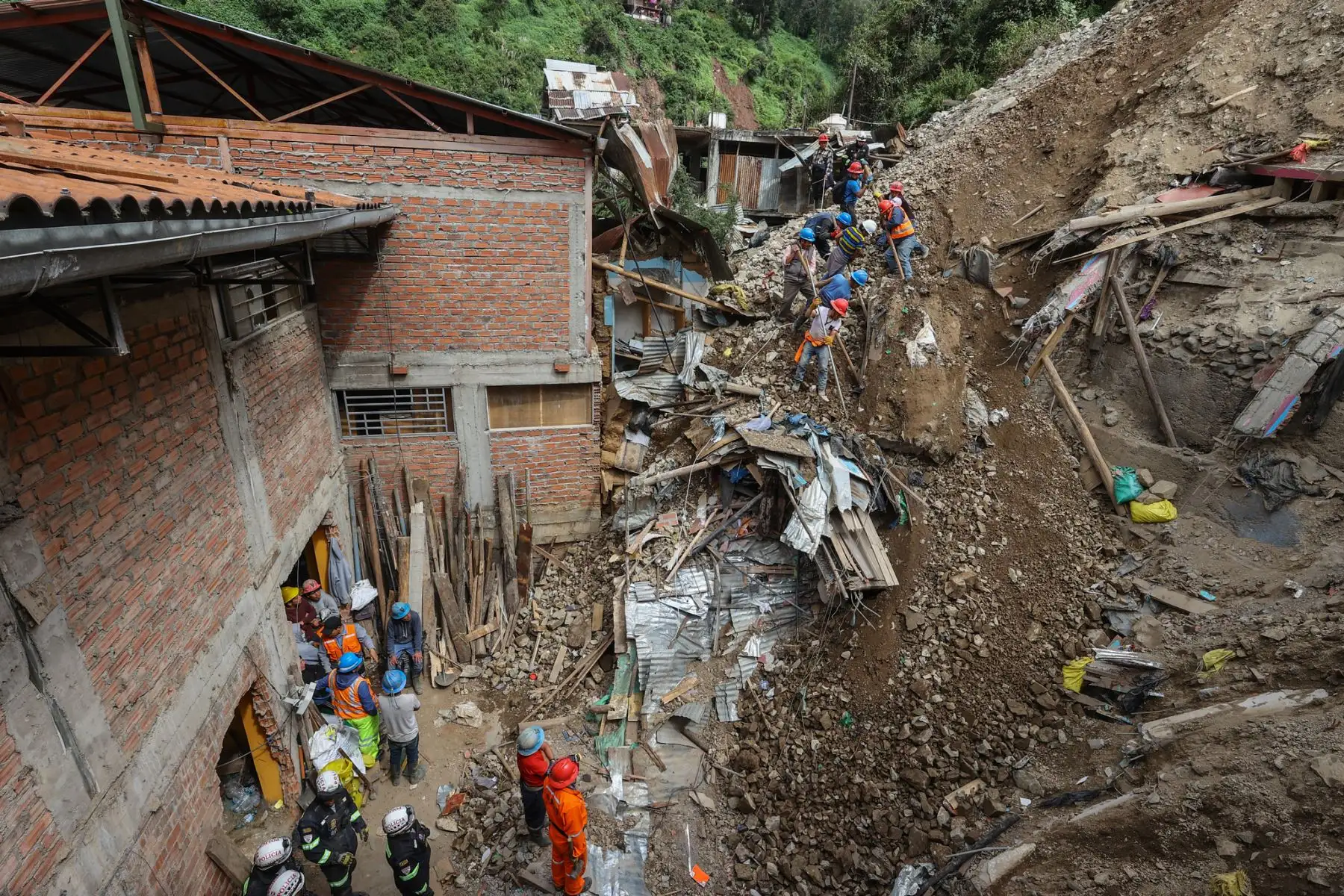 Continúan las labores de rescate y limpieza en el centro poblado de Retamas, luego del deslizamiento registrado el último martes y que hasta el momento ha dejado 8 víctimas mortales. Pobladores y personal de rescate realizan incansables jornadas de trabajo arduo para remover escombros y dar con los cuerpos de los aún desaparecidos. Foto: ANDINA/Andrés Valle