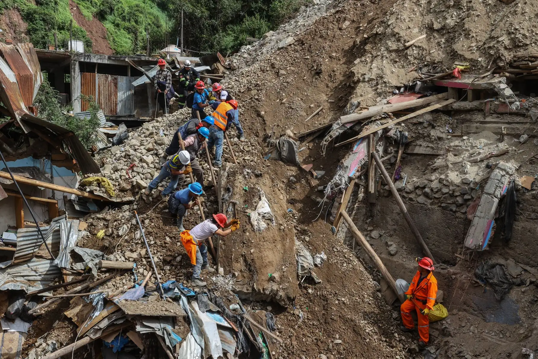 Continúan las labores de rescate y limpieza en el centro poblado de Retamas, luego del deslizamiento registrado el último martes y que hasta el momento ha dejado 8 víctimas mortales. Pobladores y personal de rescate realizan incansables jornadas de trabajo arduo para remover escombros y dar con los cuerpos de los aún desaparecidos. Foto: ANDINA/Andrés Valle