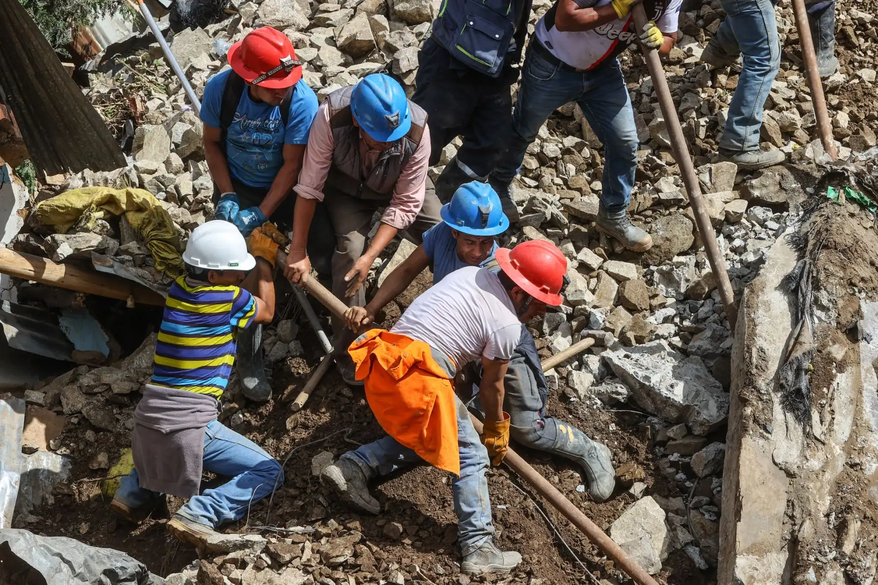 Continúan las labores de rescate y limpieza en el centro poblado de Retamas, luego del deslizamiento registrado el último martes y que hasta el momento ha dejado 8 víctimas mortales. Pobladores y personal de rescate realizan incansables jornadas de trabajo arduo para remover escombros y dar con los cuerpos de los aún desaparecidos. Foto: ANDINA/Andrés Valle