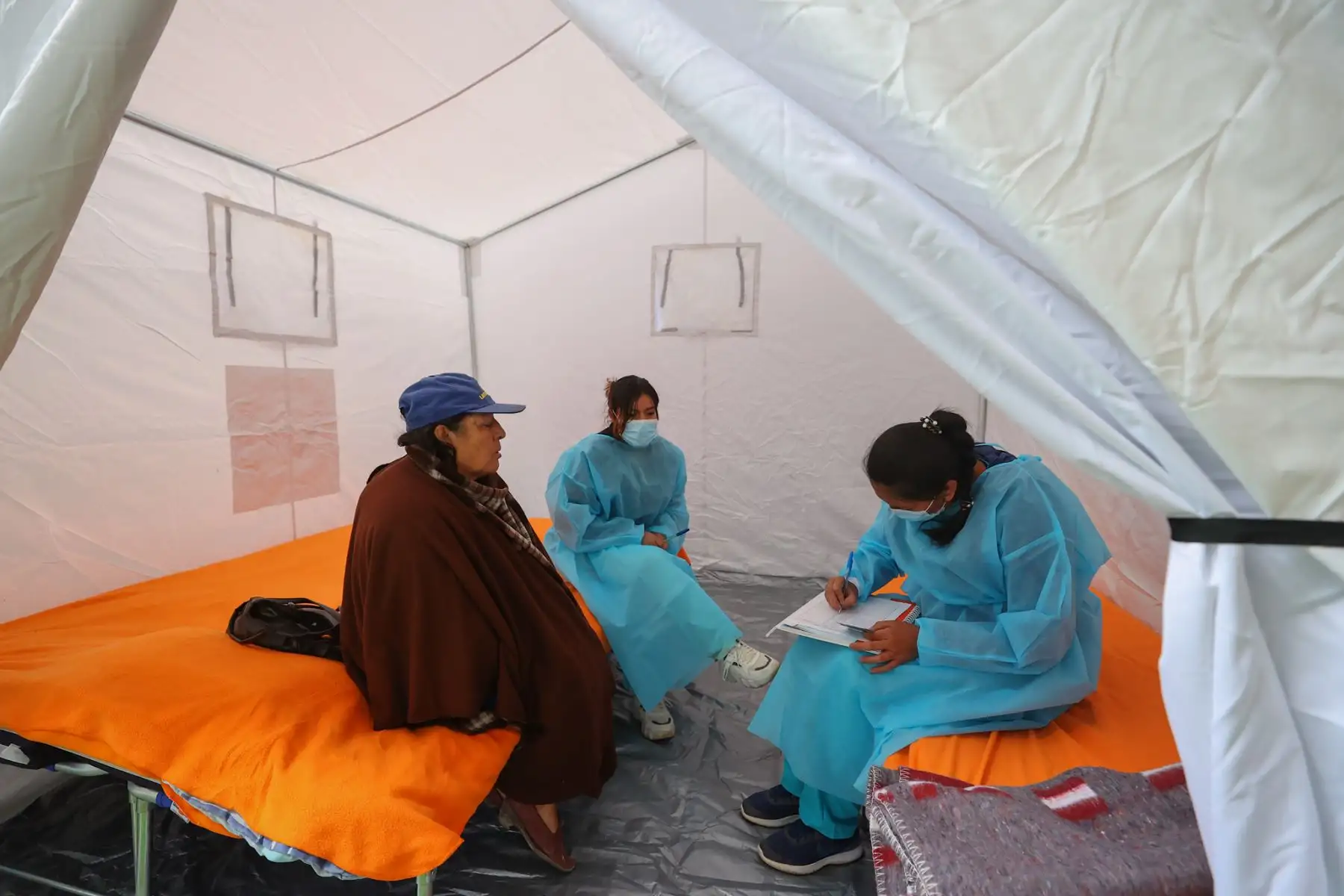 Continúan las labores de rescate y limpieza en el centro poblado de Retamas, luego del deslizamiento registrado el último martes y que hasta el momento ha dejado 8 víctimas mortales. Pobladores y personal de rescate realizan incansables jornadas de trabajo arduo para remover escombros y dar con los cuerpos de los aún desaparecidos. Foto: ANDINA/Andrés Valle