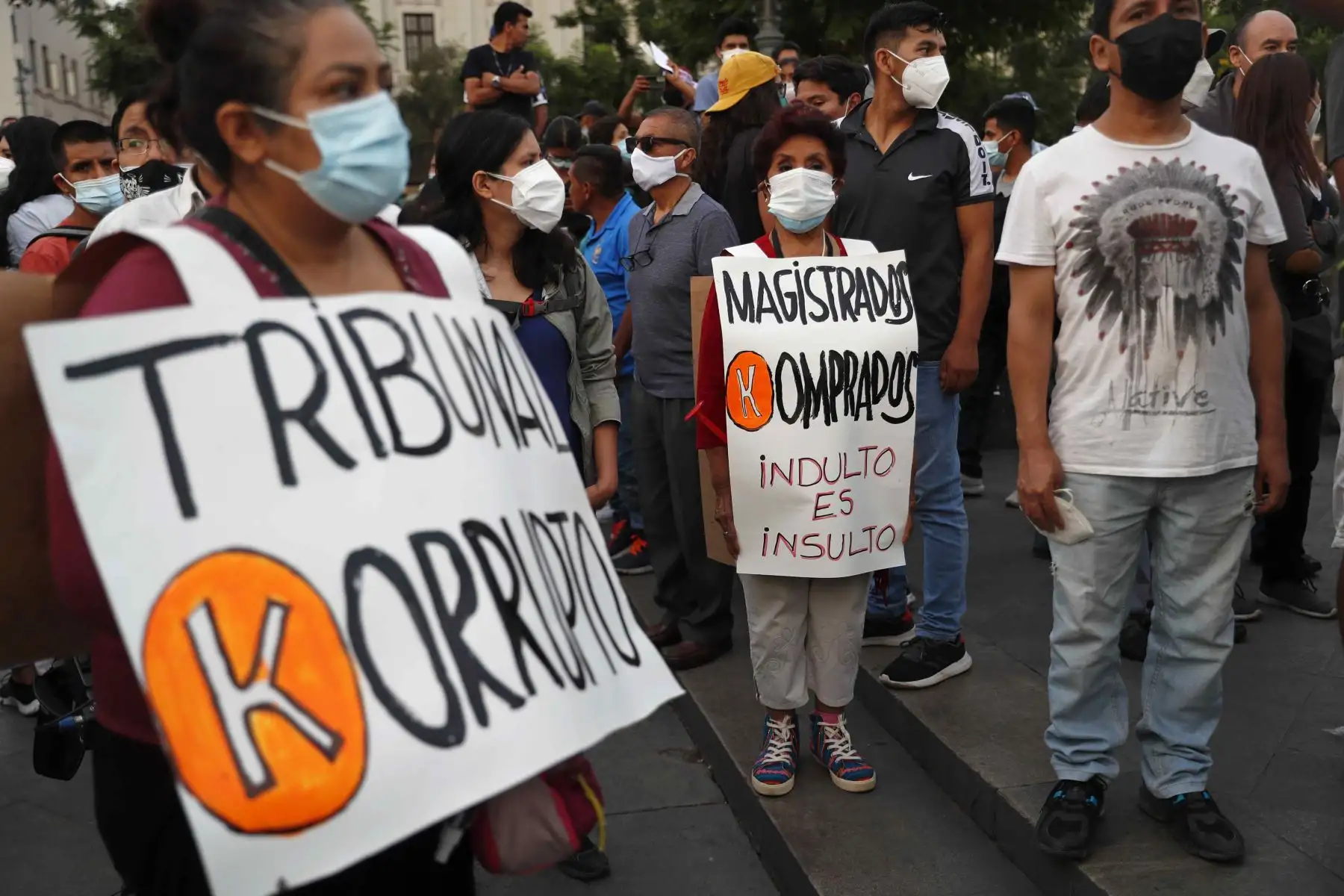 Familiares de las víctimas desaparecidas durante el gobierno de Alberto Fujimori, junto a otros colectivos de Derechos Humanos, se manifiestan en contra del fallo del Tribunal Constitucional (TC) de Perú a favor de la liberación del expresidente Fujimori, hoy, en la Plaza San Martín de Lima (Perú). La decisión del Tribunal Constitucional (TC) peruano de restituir el indulto al expresidente Alberto Fujimori no solo ha reabierto una herida en la sociedad, sino que ha generado numerosas preguntas en el país, que ahora se cuestiona si la Corte Interamericana de Derechos Humanos (CorteIDH) podrá revertir la medida y qué pasará con otros procesos abiertos al exmandatario. Foto: EFE