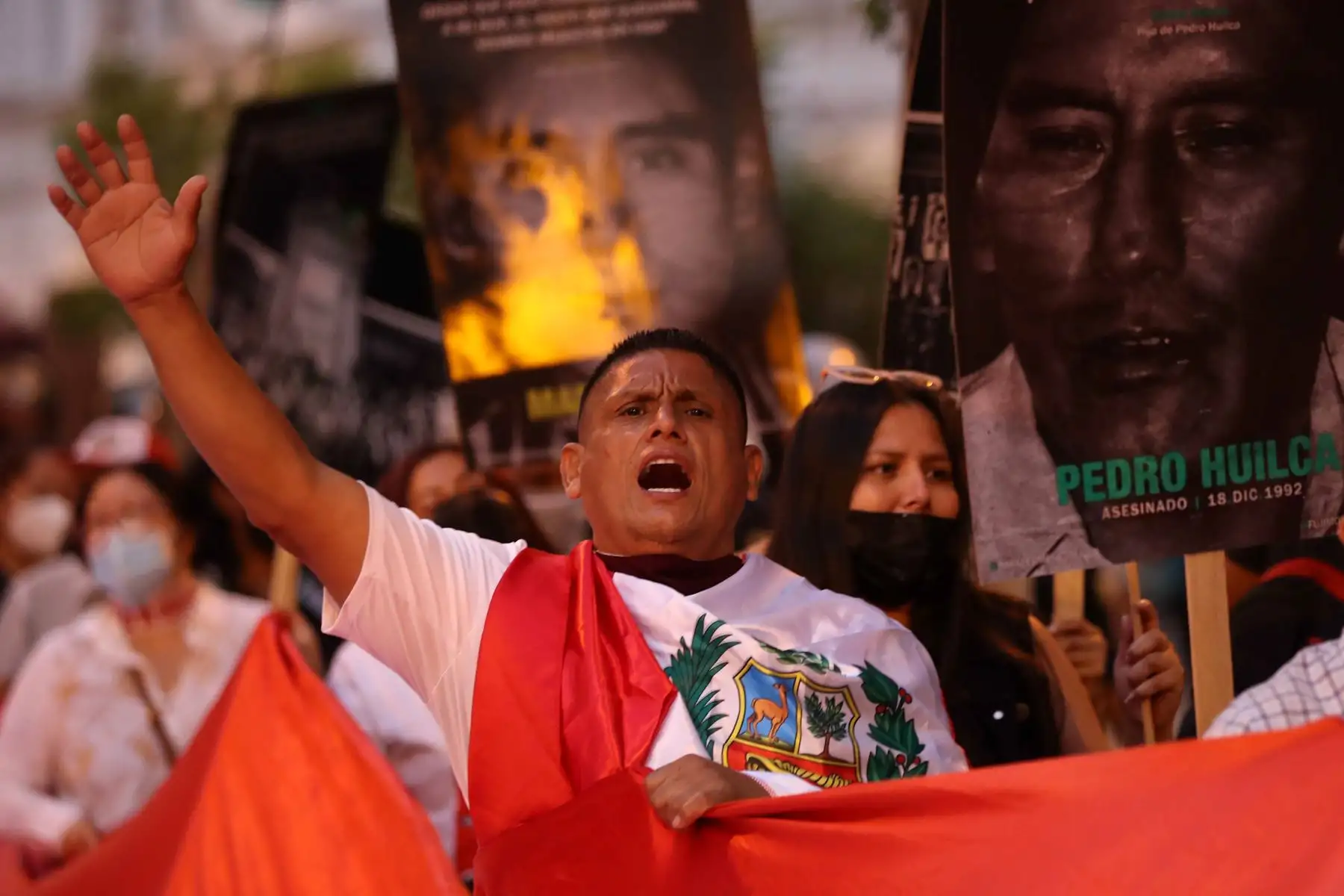 Familiares de las víctimas desaparecidas durante el gobierno de Alberto Fujimori, junto a otros colectivos de Derechos Humanos, se manifiestan en contra del fallo del Tribunal Constitucional (TC) de Perú a favor de la liberación del expresidente Fujimori, hoy, en la Plaza San Martín de Lima (Perú). La decisión del Tribunal Constitucional (TC) peruano de restituir el indulto al expresidente Alberto Fujimori no solo ha reabierto una herida en la sociedad, sino que ha generado numerosas preguntas en el país, que ahora se cuestiona si la Corte Interamericana de Derechos Humanos (CorteIDH) podrá revertir la medida y qué pasará con otros procesos abiertos al exmandatario. Foto: EFE