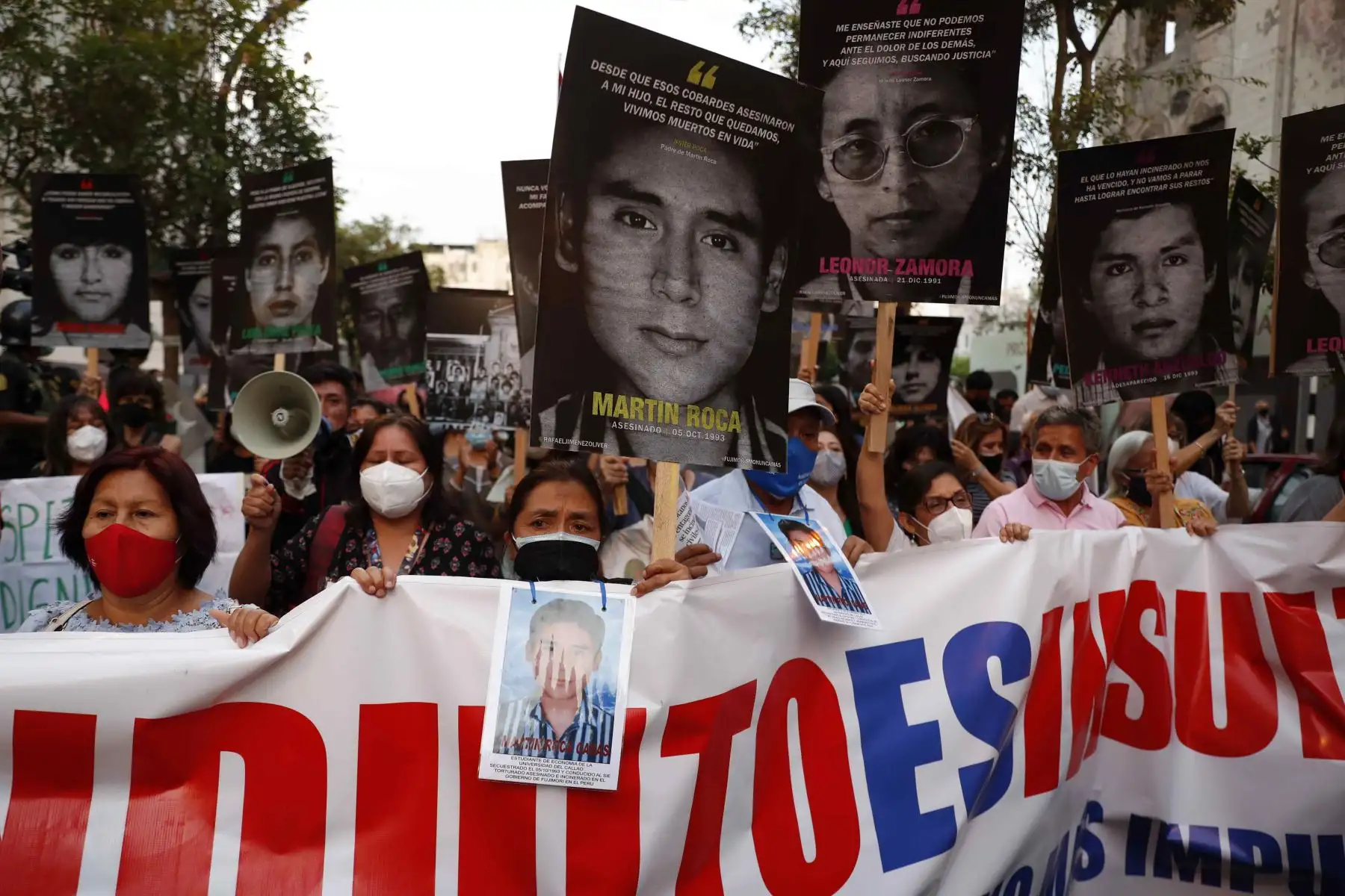 Familiares de las víctimas desaparecidas durante el gobierno de Alberto Fujimori, junto a otros colectivos de Derechos Humanos, se manifiestan en contra del fallo del Tribunal Constitucional (TC) de Perú a favor de la liberación del expresidente Fujimori, hoy, en la Plaza San Martín de Lima (Perú). La decisión del Tribunal Constitucional (TC) peruano de restituir el indulto al expresidente Alberto Fujimori no solo ha reabierto una herida en la sociedad, sino que ha generado numerosas preguntas en el país, que ahora se cuestiona si la Corte Interamericana de Derechos Humanos (CorteIDH) podrá revertir la medida y qué pasará con otros procesos abiertos al exmandatario. Foto: EFE