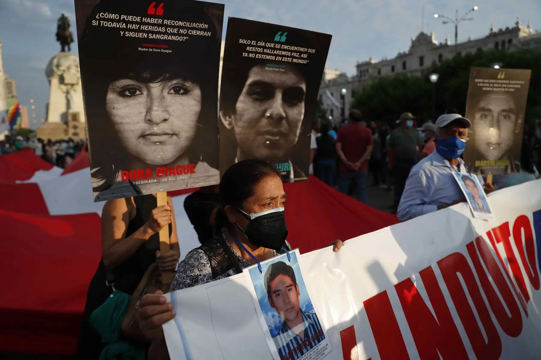 Familiares de las víctimas desaparecidas durante el gobierno de Alberto Fujimori, junto a otros colectivos de Derechos Humanos, se manifiestan en contra del fallo del Tribunal Constitucional (TC) de Perú a favor de la liberación del expresidente Fujimori, hoy, en la Plaza San Martín de Lima (Perú). La decisión del Tribunal Constitucional (TC) peruano de restituir el indulto al expresidente Alberto Fujimori no solo ha reabierto una herida en la sociedad, sino que ha generado numerosas preguntas en el país, que ahora se cuestiona si la Corte Interamericana de Derechos Humanos (CorteIDH) podrá revertir la medida y qué pasará con otros procesos abiertos al exmandatario. Foto: EFE