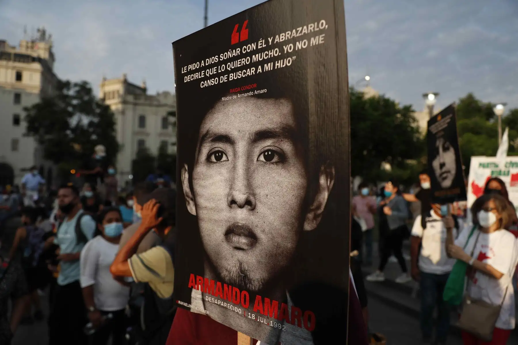 Familiares de las víctimas desaparecidas durante el gobierno de Alberto Fujimori, junto a otros colectivos de Derechos Humanos, se manifiestan en contra del fallo del Tribunal Constitucional (TC) de Perú a favor de la liberación del expresidente Fujimori, hoy, en la Plaza San Martín de Lima (Perú). La decisión del Tribunal Constitucional (TC) peruano de restituir el indulto al expresidente Alberto Fujimori no solo ha reabierto una herida en la sociedad, sino que ha generado numerosas preguntas en el país, que ahora se cuestiona si la Corte Interamericana de Derechos Humanos (CorteIDH) podrá revertir la medida y qué pasará con otros procesos abiertos al exmandatario. Foto: EFE