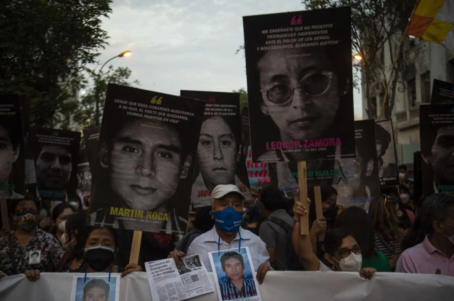 Familiares de las víctimas desaparecidas durante el gobierno de Alberto Fujimori, junto a otros colectivos de Derechos Humanos, se manifiestan en contra del fallo del Tribunal Constitucional (TC) de Perú a favor de la liberación del expresidente Fujimori, hoy, en la Plaza San Martín de Lima (Perú). La decisión del Tribunal Constitucional (TC) peruano de restituir el indulto al expresidente Alberto Fujimori no solo ha reabierto una herida en la sociedad, sino que ha generado numerosas preguntas en el país, que ahora se cuestiona si la Corte Interamericana de Derechos Humanos (CorteIDH) podrá revertir la medida y qué pasará con otros procesos abiertos al exmandatario. Foto: AFP