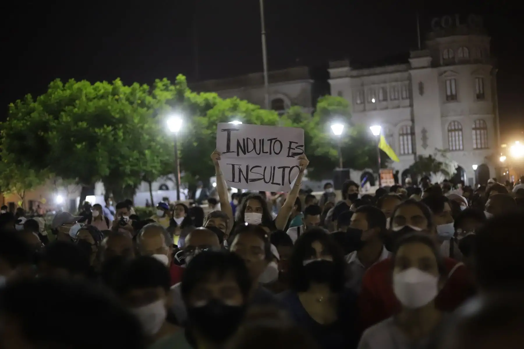 Familiares de las víctimas desaparecidas durante el gobierno de Alberto Fujimori, junto a otros colectivos de Derechos Humanos, se manifiestan en contra del fallo del Tribunal Constitucional (TC) de Perú a favor de la liberación del expresidente Fujimori, hoy, en la Plaza San Martín de Lima (Perú). La decisión del Tribunal Constitucional (TC) peruano de restituir el indulto al expresidente Alberto Fujimori no solo ha reabierto una herida en la sociedad, sino que ha generado numerosas preguntas en el país, que ahora se cuestiona si la Corte Interamericana de Derechos Humanos (CorteIDH) podrá revertir la medida y qué pasará con otros procesos abiertos al exmandatario. Foto: ANDINA/Renato Pajuelo