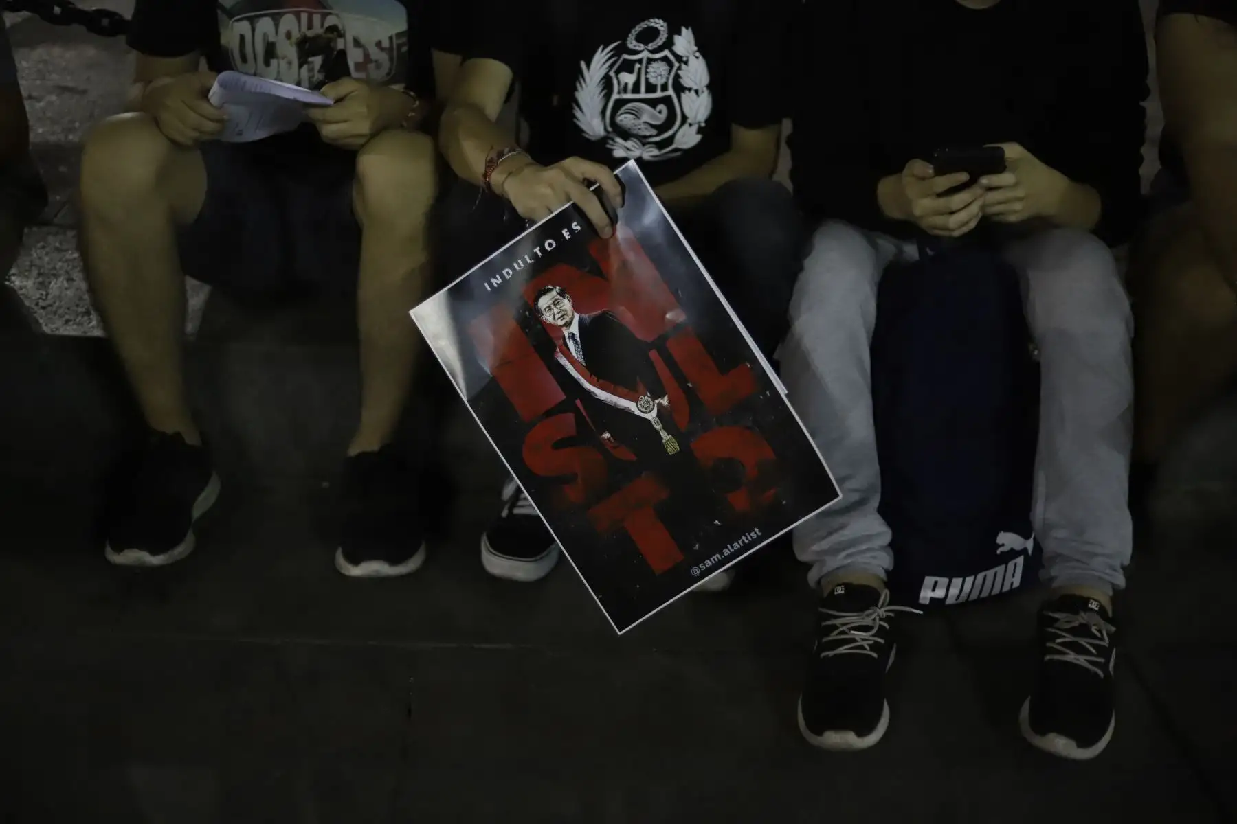 Familiares de las víctimas desaparecidas durante el gobierno de Alberto Fujimori, junto a otros colectivos de Derechos Humanos, se manifiestan en contra del fallo del Tribunal Constitucional (TC) de Perú a favor de la liberación del expresidente Fujimori, hoy, en la Plaza San Martín de Lima (Perú). La decisión del Tribunal Constitucional (TC) peruano de restituir el indulto al expresidente Alberto Fujimori no solo ha reabierto una herida en la sociedad, sino que ha generado numerosas preguntas en el país, que ahora se cuestiona si la Corte Interamericana de Derechos Humanos (CorteIDH) podrá revertir la medida y qué pasará con otros procesos abiertos al exmandatario. Foto: ANDINA/Renato Pajuelo