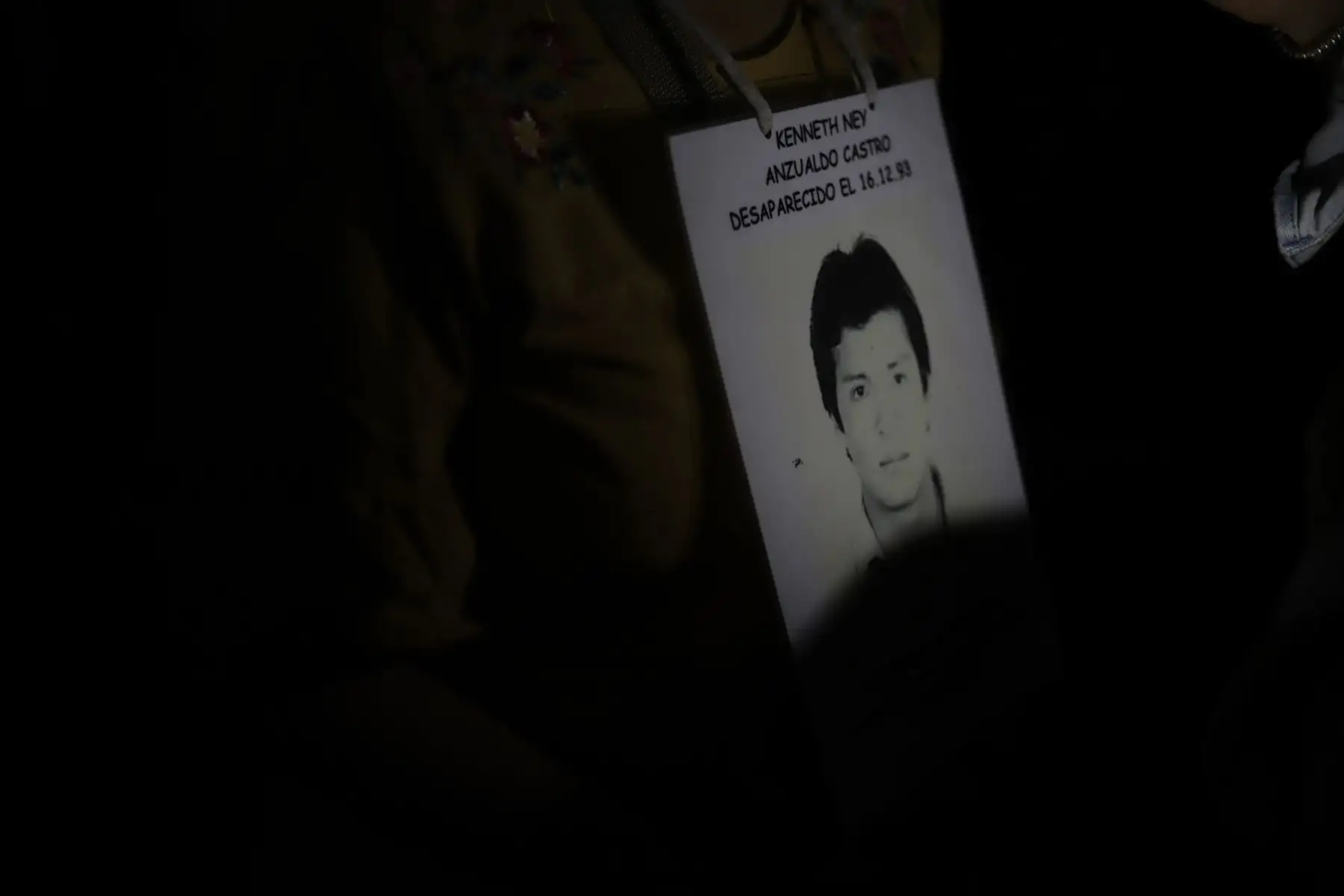 Familiares de las víctimas desaparecidas durante el gobierno de Alberto Fujimori, junto a otros colectivos de Derechos Humanos, se manifiestan en contra del fallo del Tribunal Constitucional (TC) de Perú a favor de la liberación del expresidente Fujimori, hoy, en la Plaza San Martín de Lima (Perú). La decisión del Tribunal Constitucional (TC) peruano de restituir el indulto al expresidente Alberto Fujimori no solo ha reabierto una herida en la sociedad, sino que ha generado numerosas preguntas en el país, que ahora se cuestiona si la Corte Interamericana de Derechos Humanos (CorteIDH) podrá revertir la medida y qué pasará con otros procesos abiertos al exmandatario. Foto: ANDINA/Renato Pajuelo