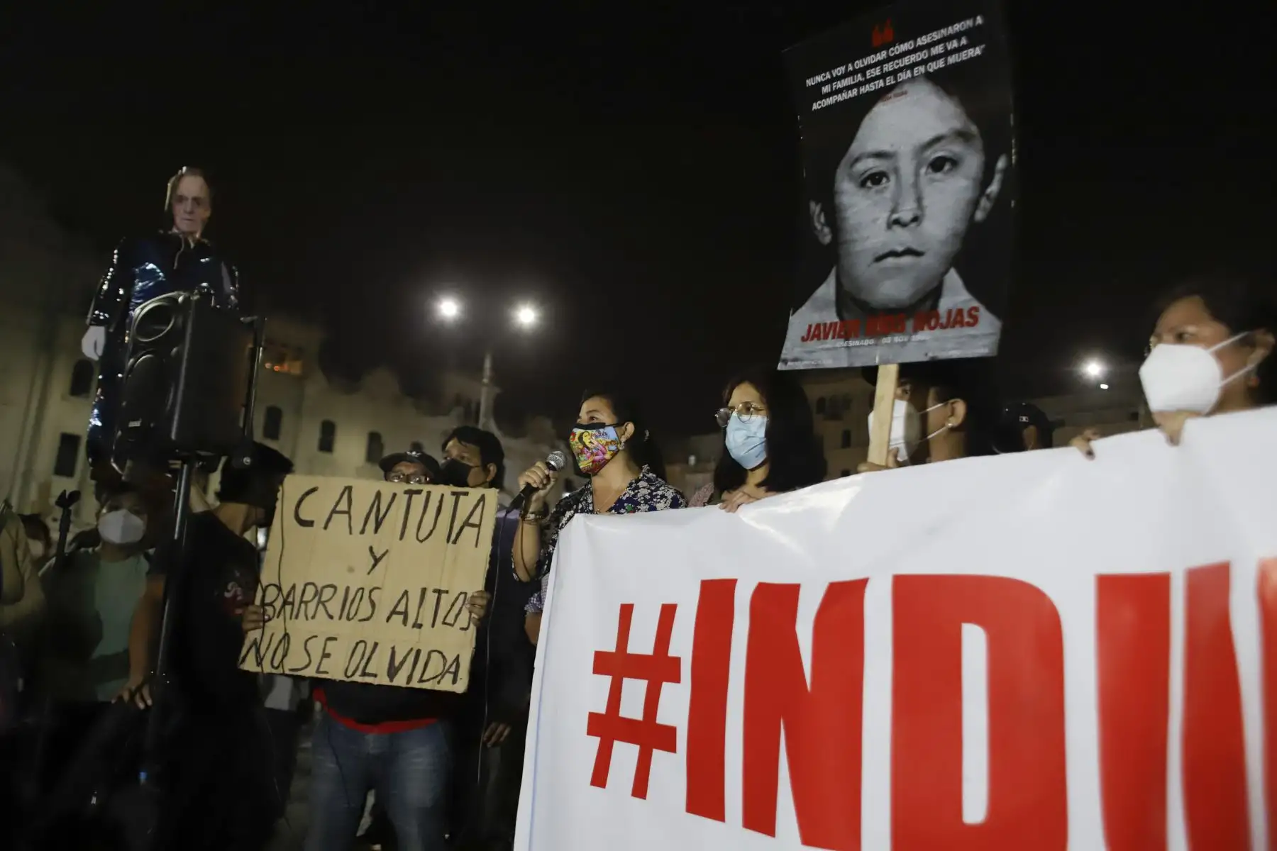 Familiares de las víctimas desaparecidas durante el gobierno de Alberto Fujimori, junto a otros colectivos de Derechos Humanos, se manifiestan en contra del fallo del Tribunal Constitucional (TC) de Perú a favor de la liberación del expresidente Fujimori, hoy, en la Plaza San Martín de Lima (Perú). La decisión del Tribunal Constitucional (TC) peruano de restituir el indulto al expresidente Alberto Fujimori no solo ha reabierto una herida en la sociedad, sino que ha generado numerosas preguntas en el país, que ahora se cuestiona si la Corte Interamericana de Derechos Humanos (CorteIDH) podrá revertir la medida y qué pasará con otros procesos abiertos al exmandatario. Foto: ANDINA/Renato Pajuelo