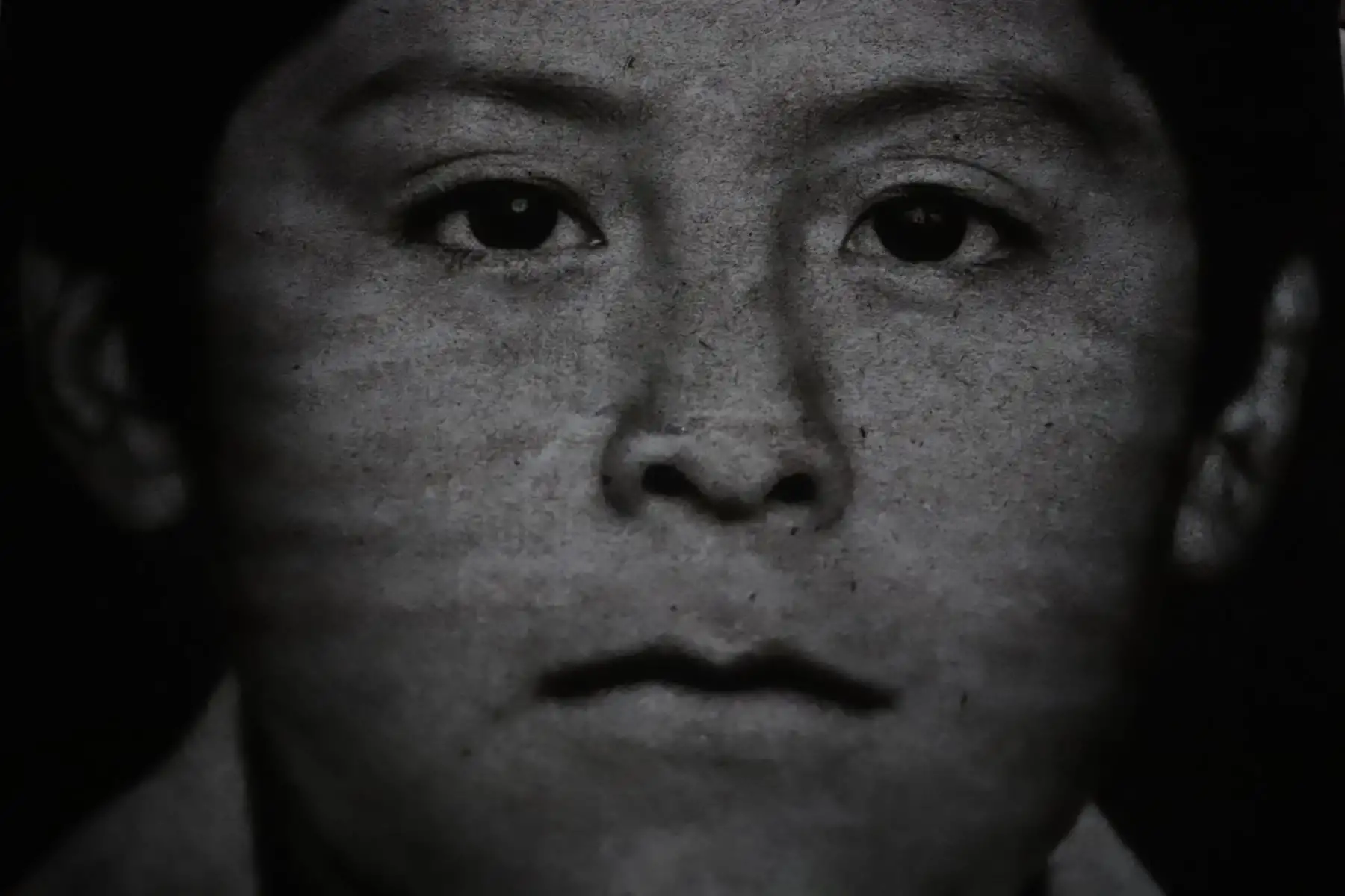 Familiares de las víctimas desaparecidas durante el gobierno de Alberto Fujimori, junto a otros colectivos de Derechos Humanos, se manifiestan en contra del fallo del Tribunal Constitucional (TC) de Perú a favor de la liberación del expresidente Fujimori, hoy, en la Plaza San Martín de Lima (Perú). La decisión del Tribunal Constitucional (TC) peruano de restituir el indulto al expresidente Alberto Fujimori no solo ha reabierto una herida en la sociedad, sino que ha generado numerosas preguntas en el país, que ahora se cuestiona si la Corte Interamericana de Derechos Humanos (CorteIDH) podrá revertir la medida y qué pasará con otros procesos abiertos al exmandatario. Foto: ANDINA/Renato Pajuelo