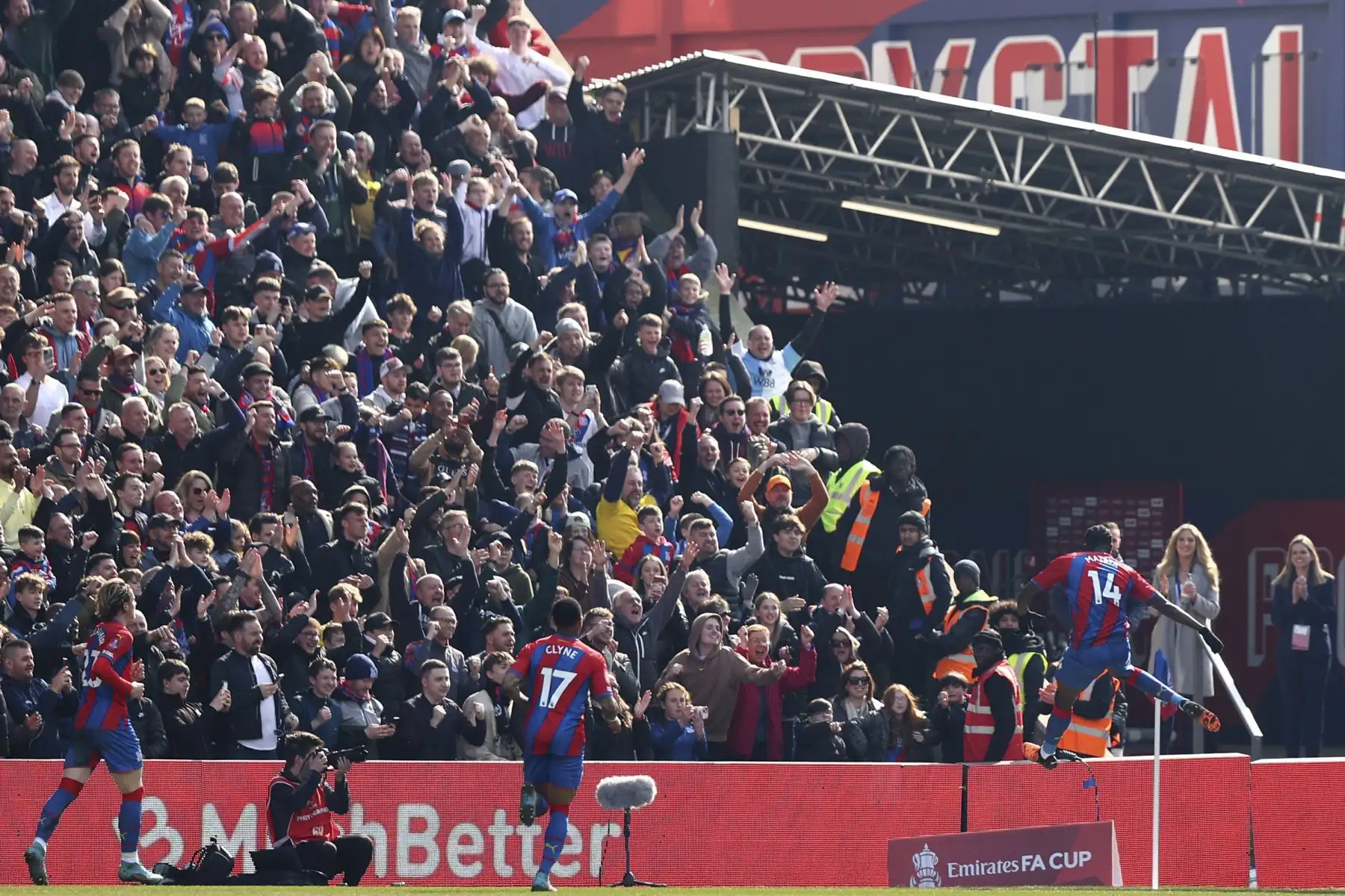 El delantero francés del Crystal Palace, Jean-Philippe Mateta, celebra después de marcar su segundo gol durante el partido de fútbol de cuartos de final de la Copa FA. Foto: AFP