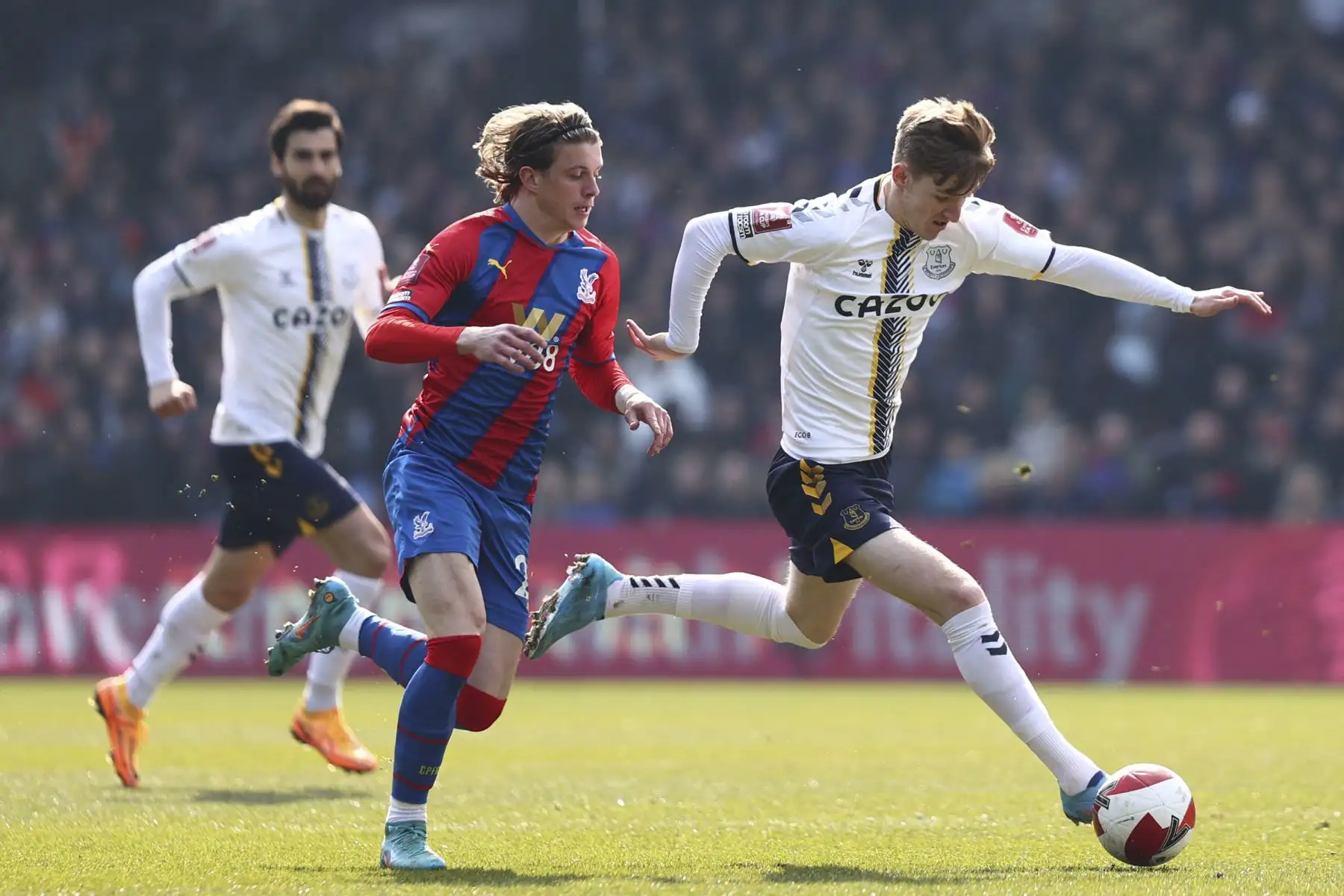 El delantero inglés del Everton, Anthony Gordon, compite con el centrocampista inglés del Crystal Palace, Conor Gallagher, durante el partido de cuartos de final de la Copa FA. Foto: AFP