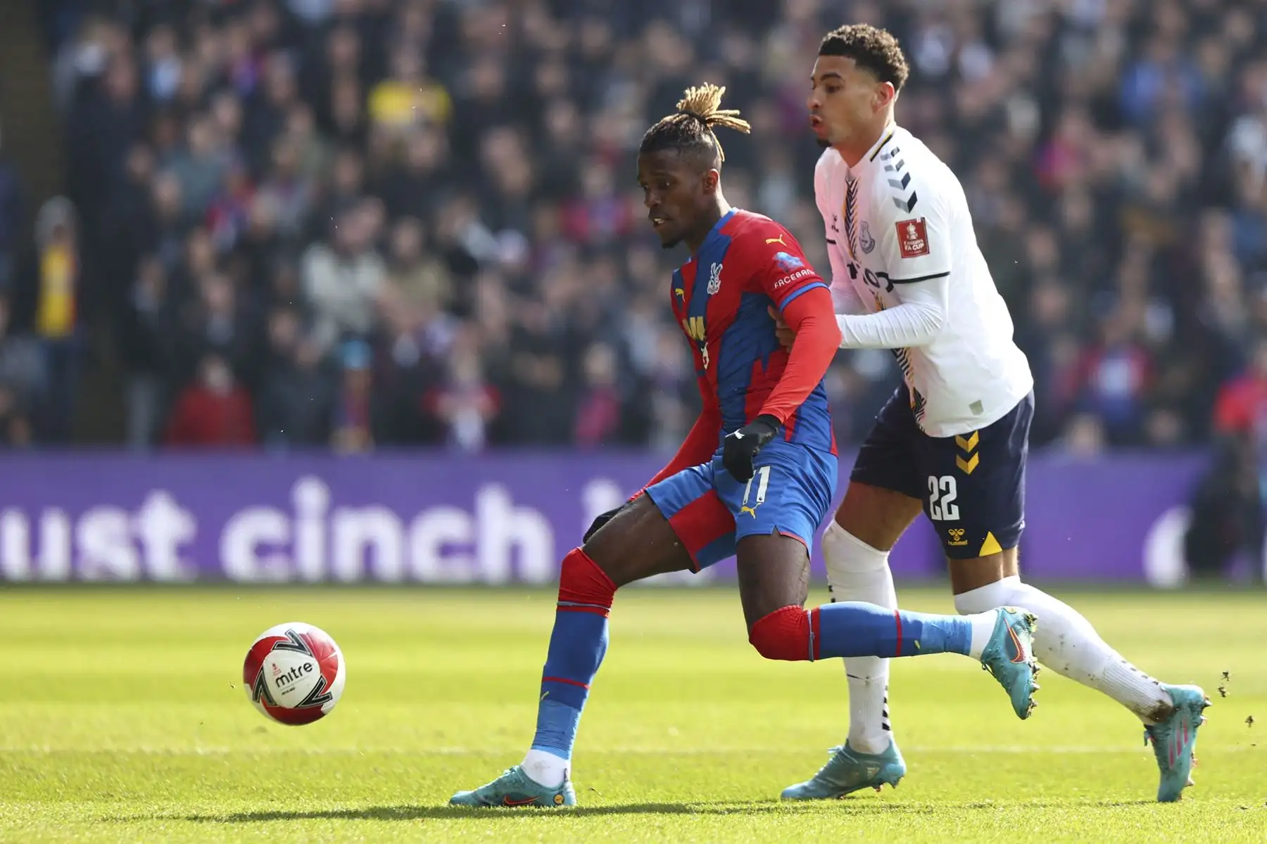 El delantero marfileño del Crystal Palace, Wilfried Zaha, compite con el mediocampista inglés del Everton Ben Godfrey durante el partido de cuartos de final de la Copa FA. Foto: AFP