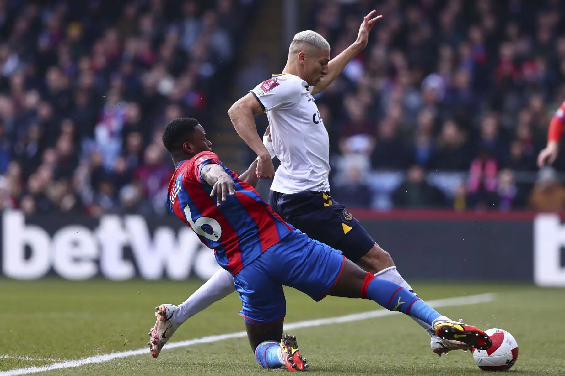 Marc Guehi, defensor inglés de Crystal Palace, disputa el balón con el delantero brasileño del Everton, Richarlison, durante el partido de cuartos de final de la Copa FA, en el estadio Selhurst Park, Londres. Foto: AFP