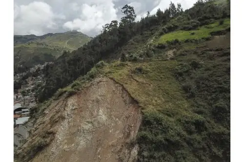 Hasta el momento se ha contabilizado 33 personas damnificadas, correspondientes a 11 familias que lo han perdido todo y que están tratando de recuperar algunos de sus bienes de entre los escombrosANDINA/Braian Reyna