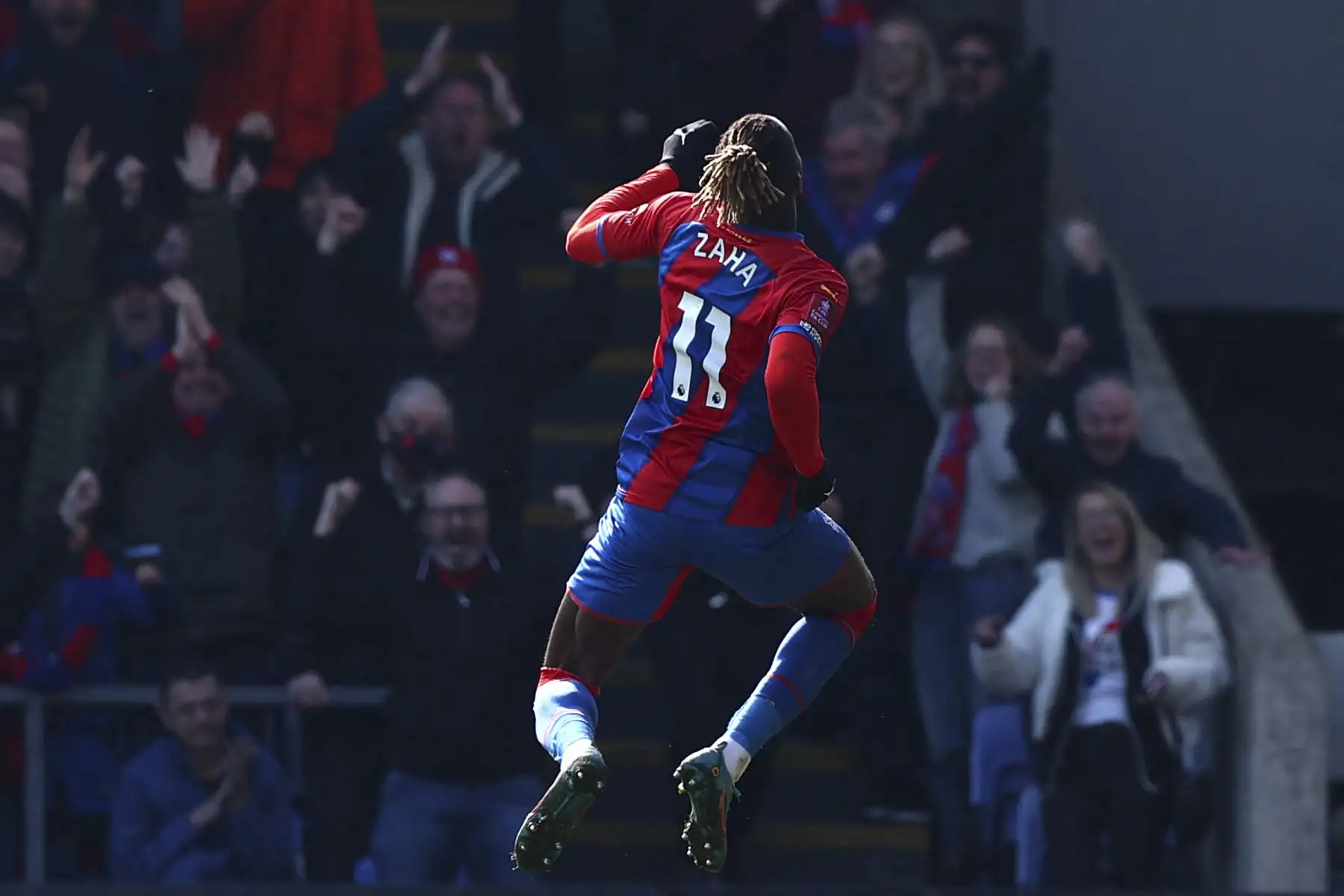 El delantero marfileño del Crystal Palace, Wilfried Zaha, celebra después de marcar su tercer gol durante el partido de cuartos de final de la Copa FA. Foto: AFP