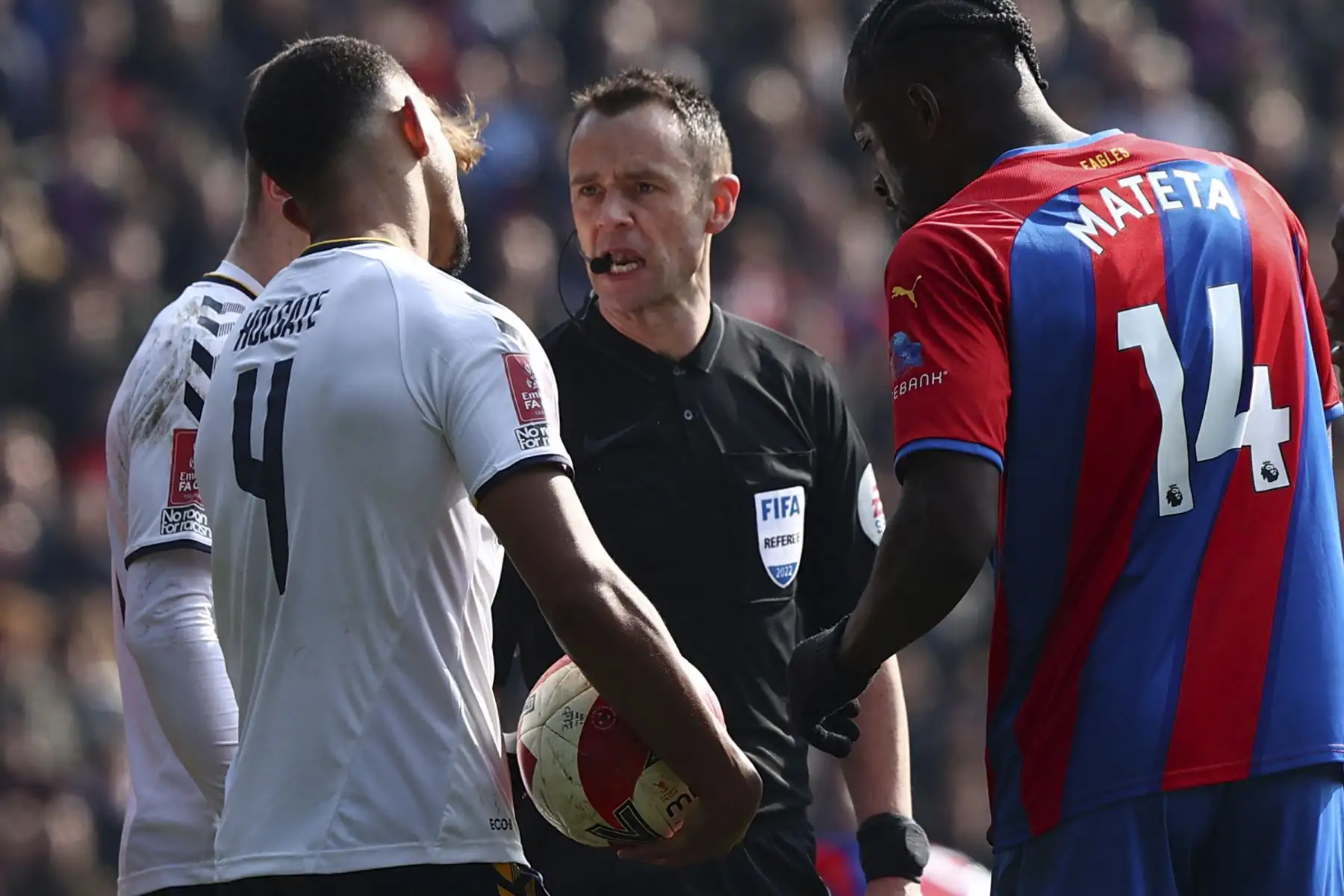 El árbitro inglés Stuart Attwell habla con los jugadores durante el partidol de cuartos de final de la Copa FA. Foto: AFP