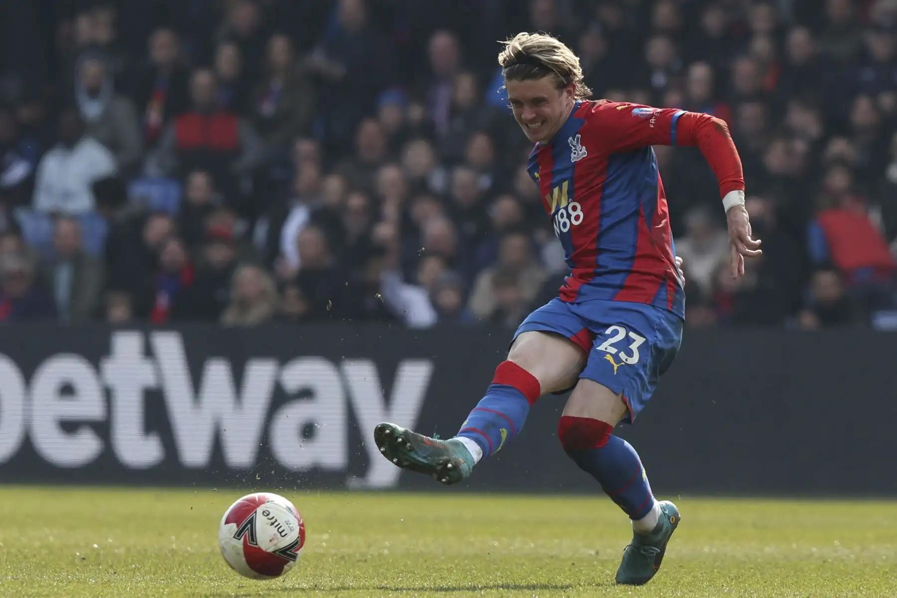 El mediocampista inglés de Crystal Palace, Conor Gallagher, pasa el balón durante el partido de cuartos de final de la Copa FA. Foto: AFP