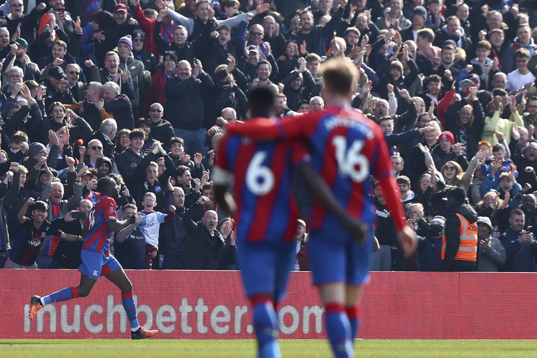 El delantero francés del Crystal Palace, Jean-Philippe Mateta, celebra después de marcar su segundo gol durante el partido de cuartos de final de la Copa FA. Foto: AFP