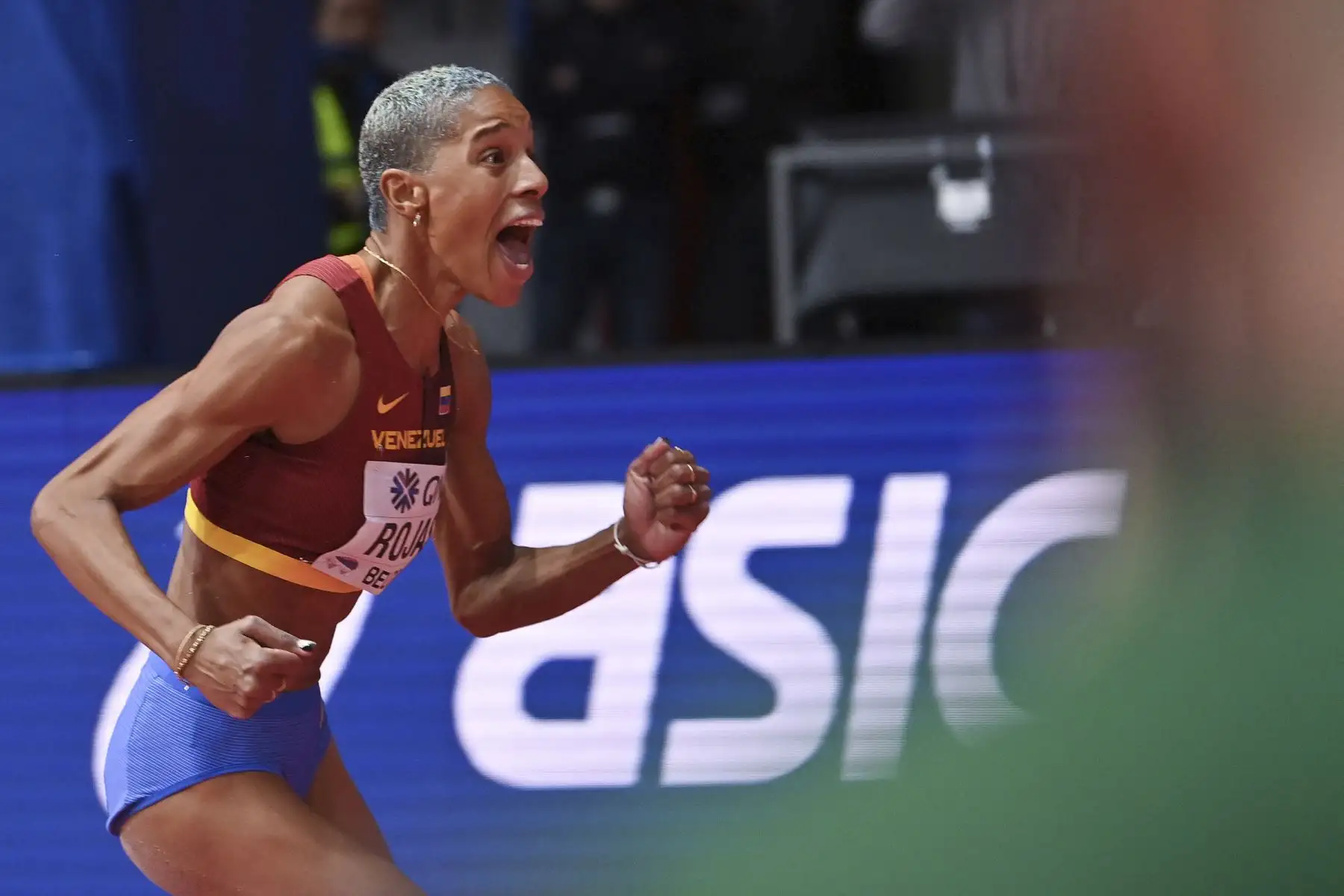La atleta venezolana, Yulimar Rojas, rompió  este domingo su propio récord del mundo del triple salto, realizando un mejor intento de 15,74 m, para proclamarse campeona del mundo indoor. Foto: AFP