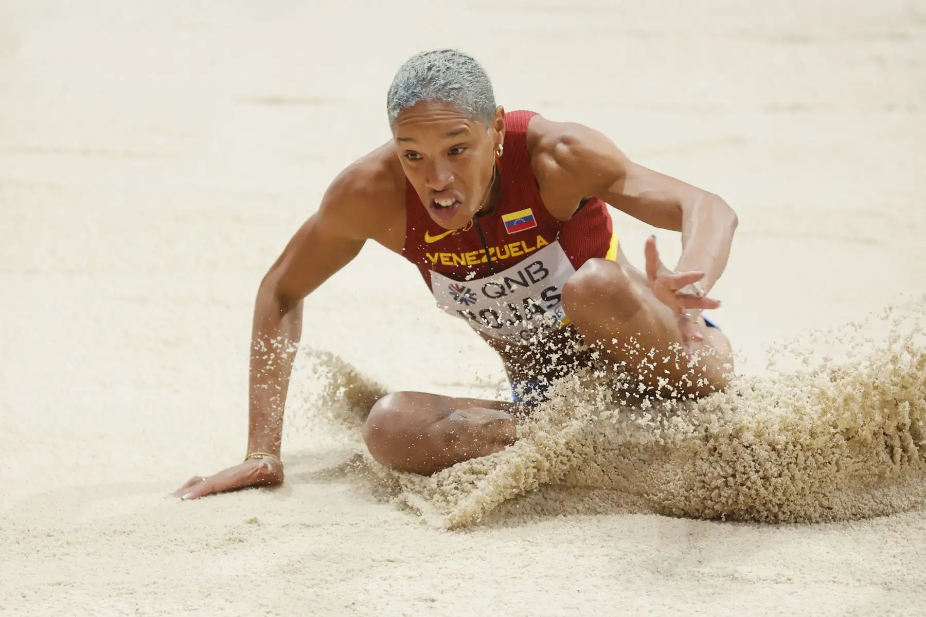 La atleta venezolana Yulimar Rojas se proclama por tercera vez campeona del mundo de triple salto en pista cubierta con un nuevo récord mundial de 15,74 metros. Foto: AFP