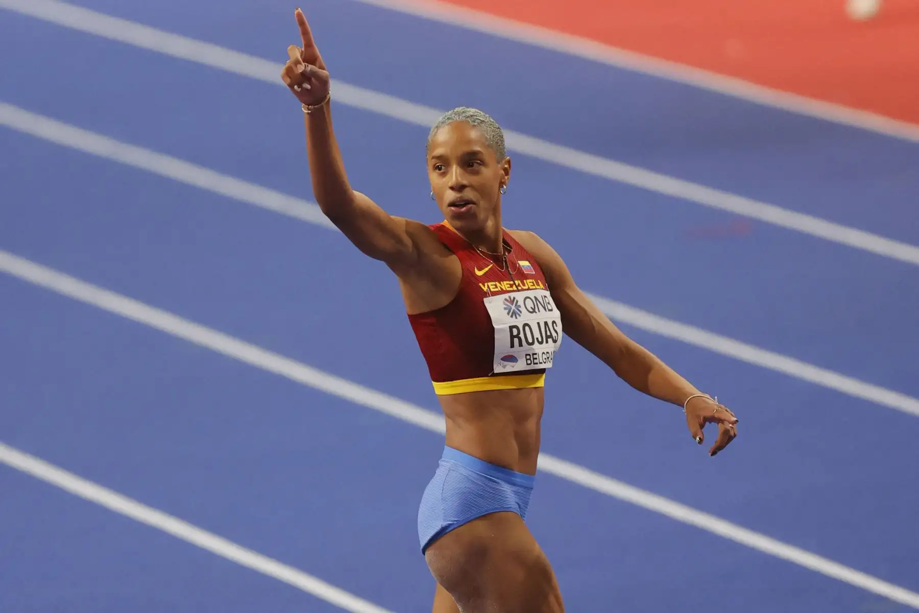 La atleta venezolana Yulimar Rojas se proclama por tercera vez campeona del mundo de triple salto en pista cubierta con un nuevo récord mundial de 15,74 metros. Foto: AFP