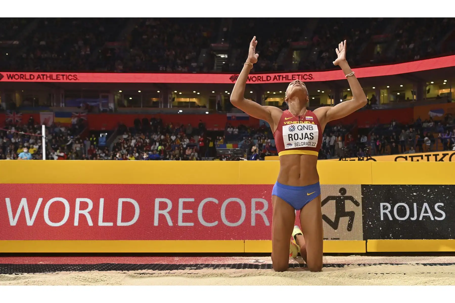 La atleta venezolana Yulimar Rojas se proclama por tercera vez campeona del mundo de triple salto en pista cubierta con un nuevo récord mundial de 15,74 metros. Foto: AFP