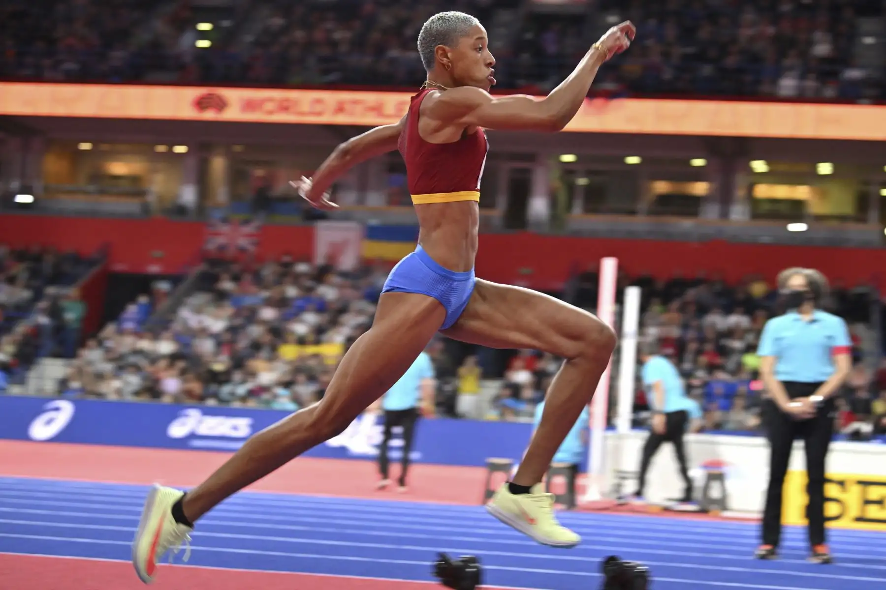 La atleta venezolana Yulimar Rojas se proclama por tercera vez campeona del mundo de triple salto en pista cubierta con un nuevo récord mundial de 15,74 metros. Foto: AFP