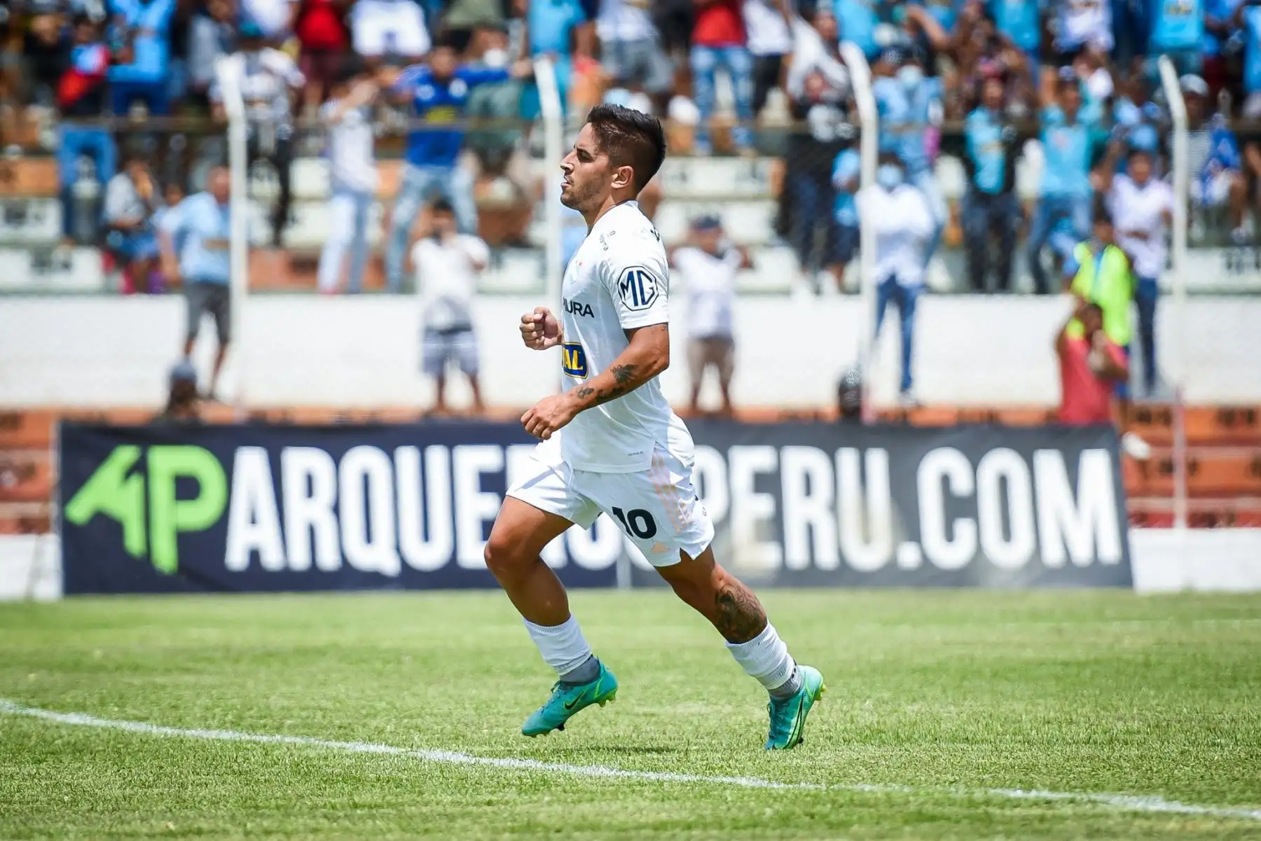 Alejandro Hohberg, de Sporting Cristal anota el primer gol ante Carlos Stein durante partido por la séptima fecha de la Liga 1, en el estadio César Flores Marigorda, en Lambayeque. Foto: Club Sporting Cristal