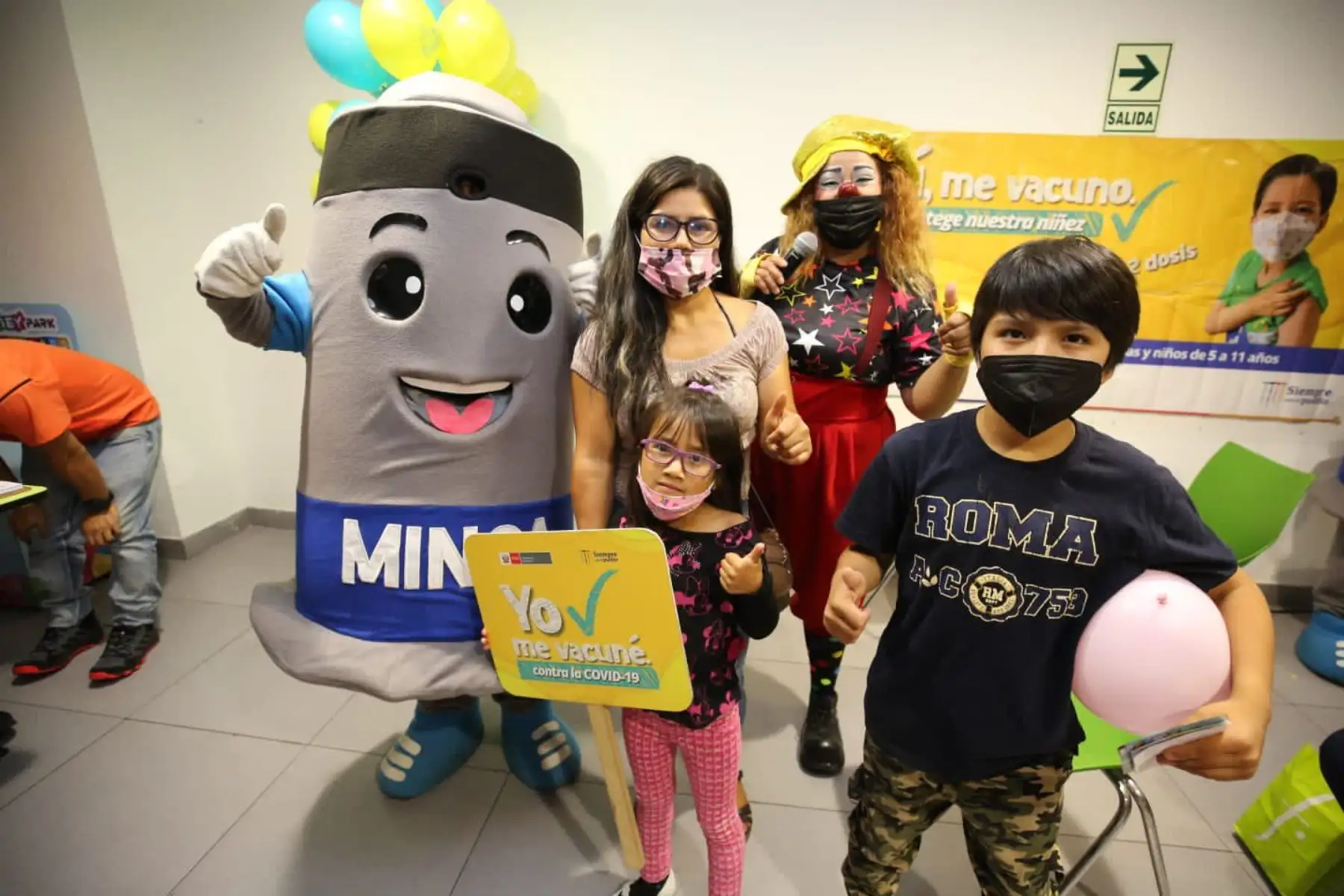 Con éxito se desarrolla la vacunación de niñas y niños de 5 años a más, en el Coney Park del Mall del Sur en San Juan de Miraflores. Cabe resaltar que  hoy se está vacunando con primeras y segundas dosis hasta las 6 p.m. y el sábado 26 de marzo en el horario de 2 a 6 p.m. Foto: Minsa